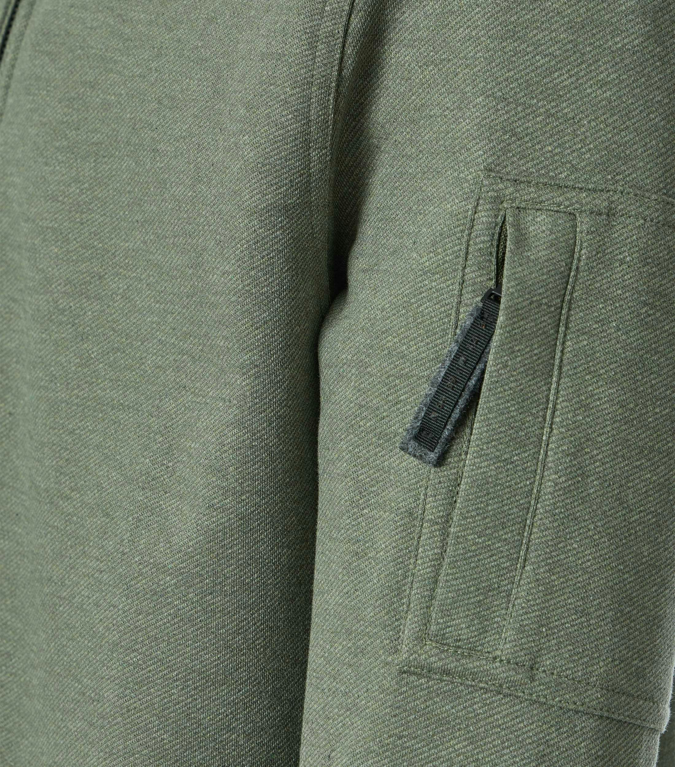 Eine Sweatjacke im uni Muster in der Farbe Grün