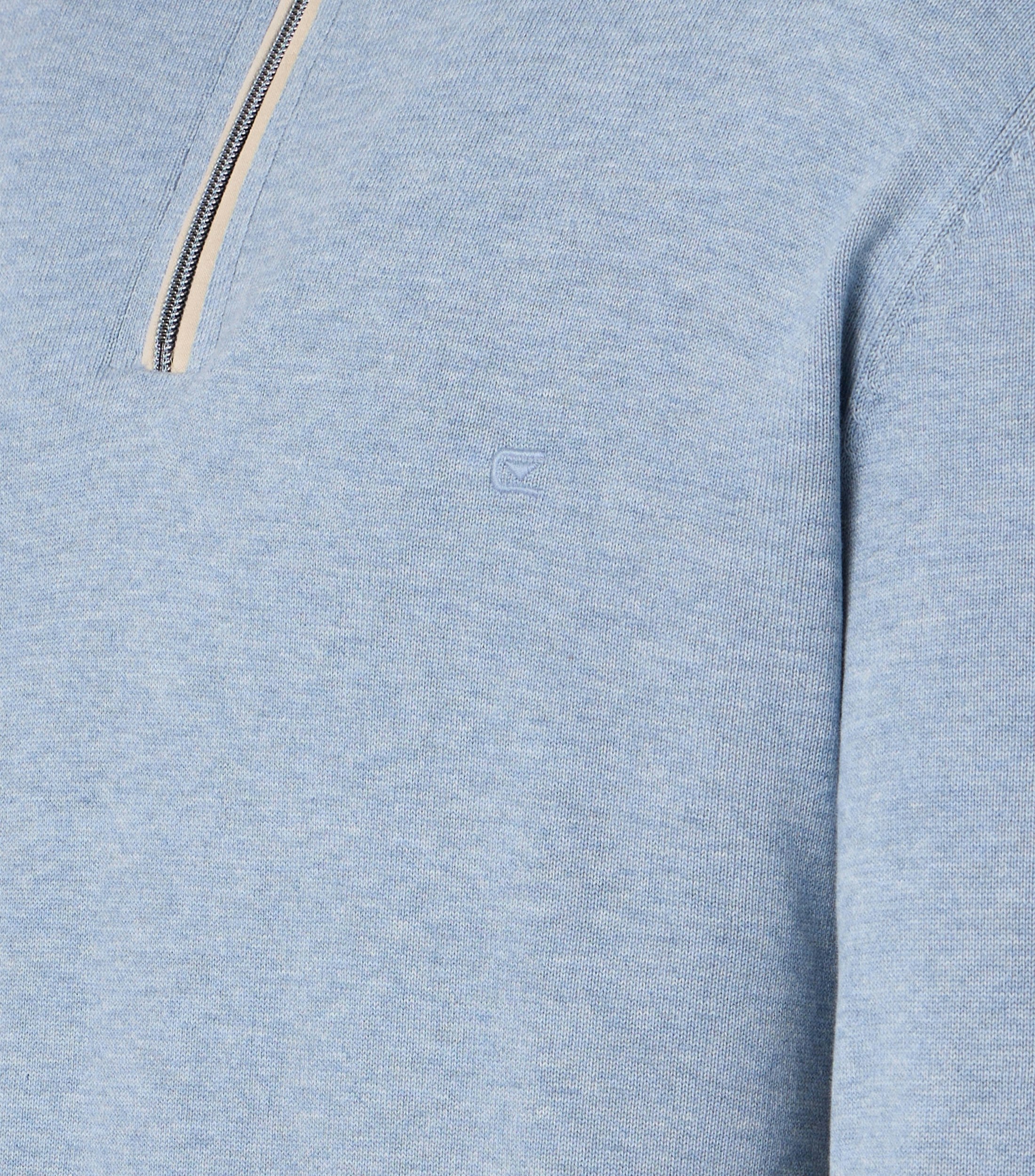 Ein Pullover im uni Muster in der Farbe Hellblau