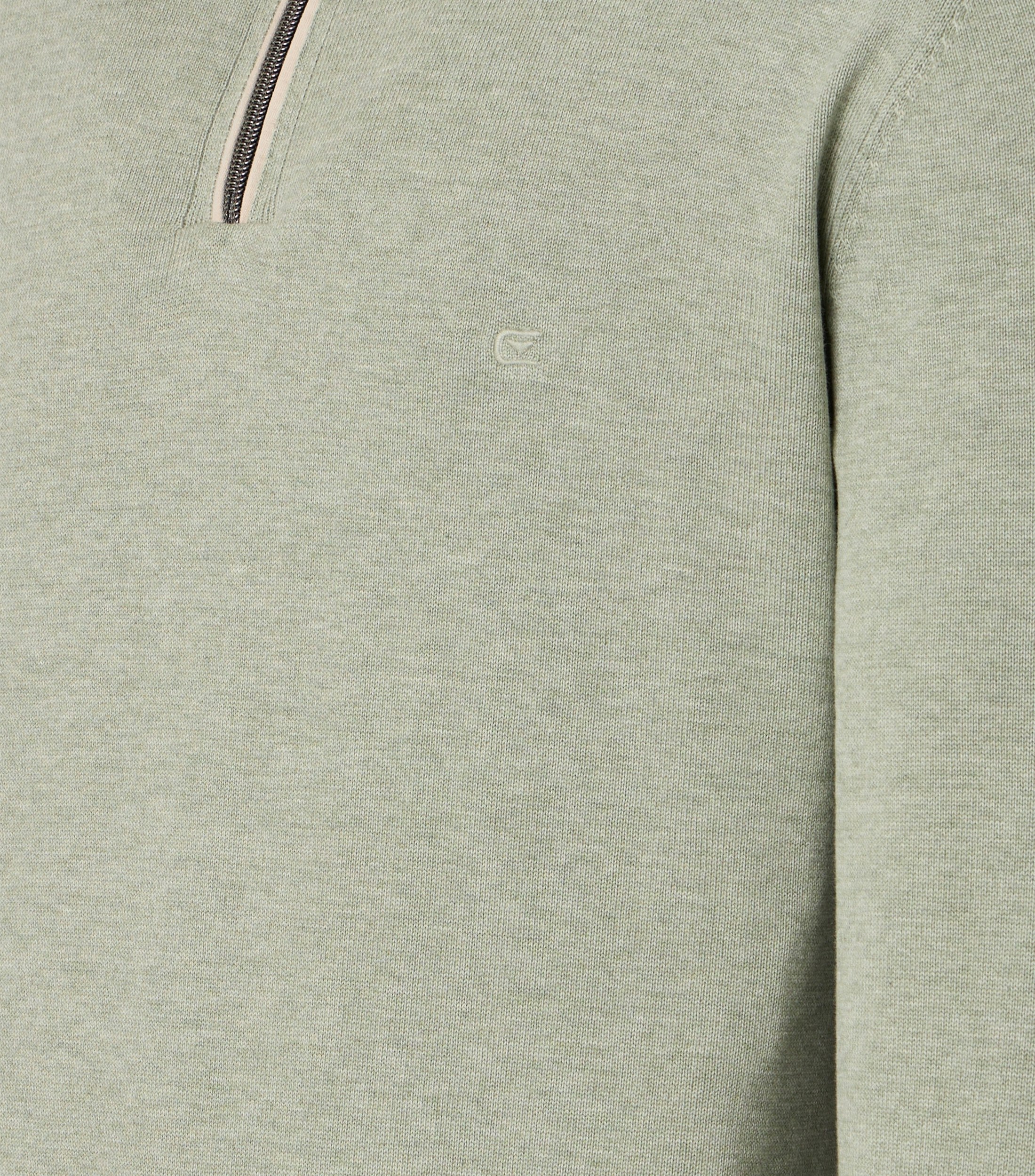 Ein Pullover im uni Muster in der Farbe Hellgrün