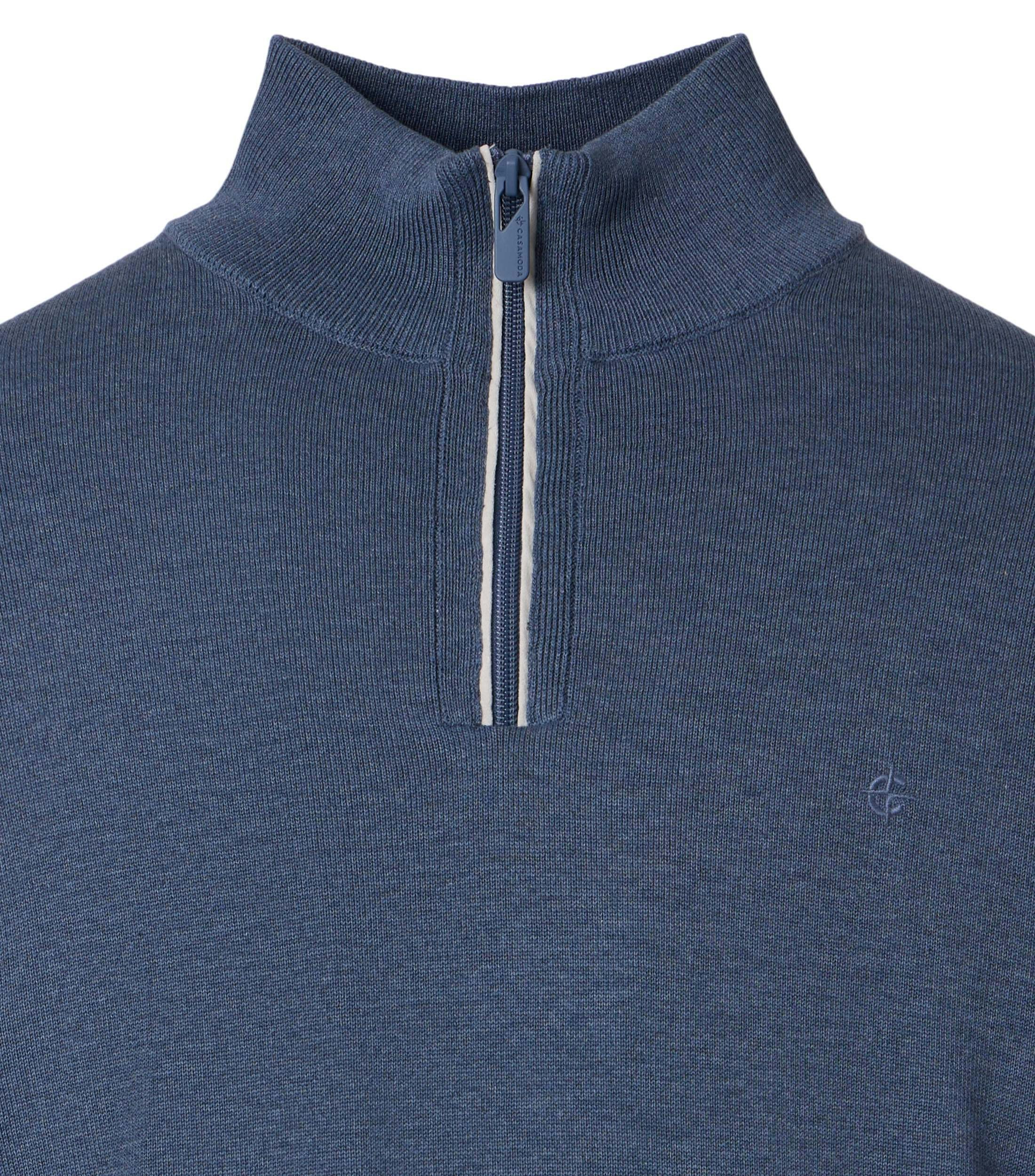 Ein Pullover im uni Muster in der Farbe Blau