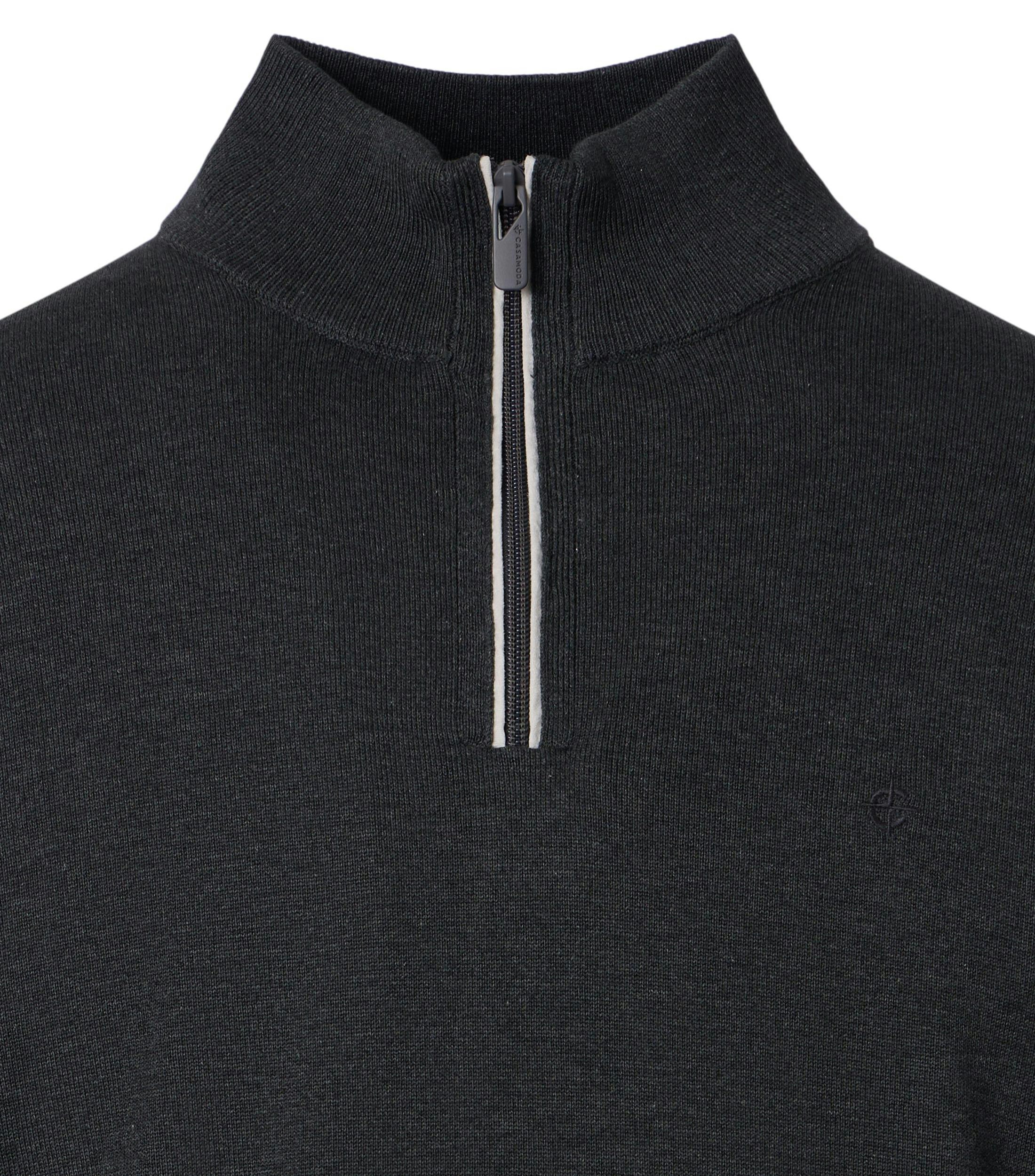 Ein Pullover im uni Muster in der Farbe Schwarz