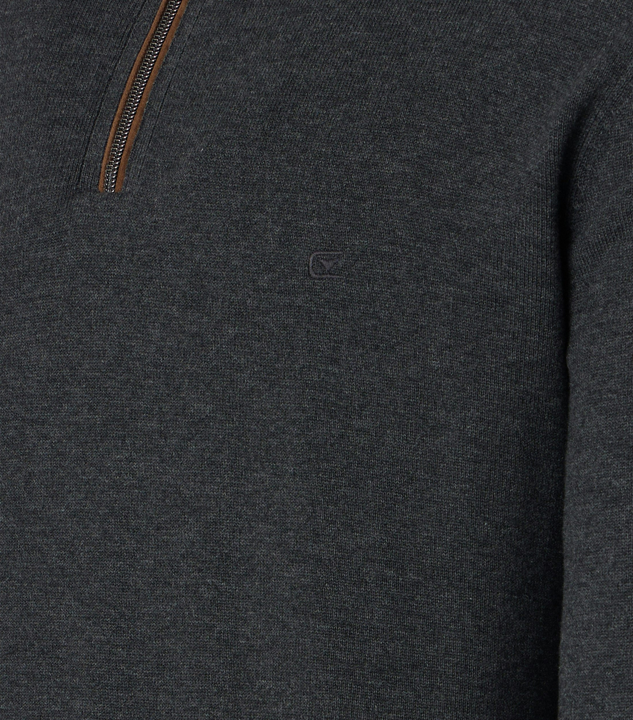 Ein Pullover im uni Muster in der Farbe Schwarz