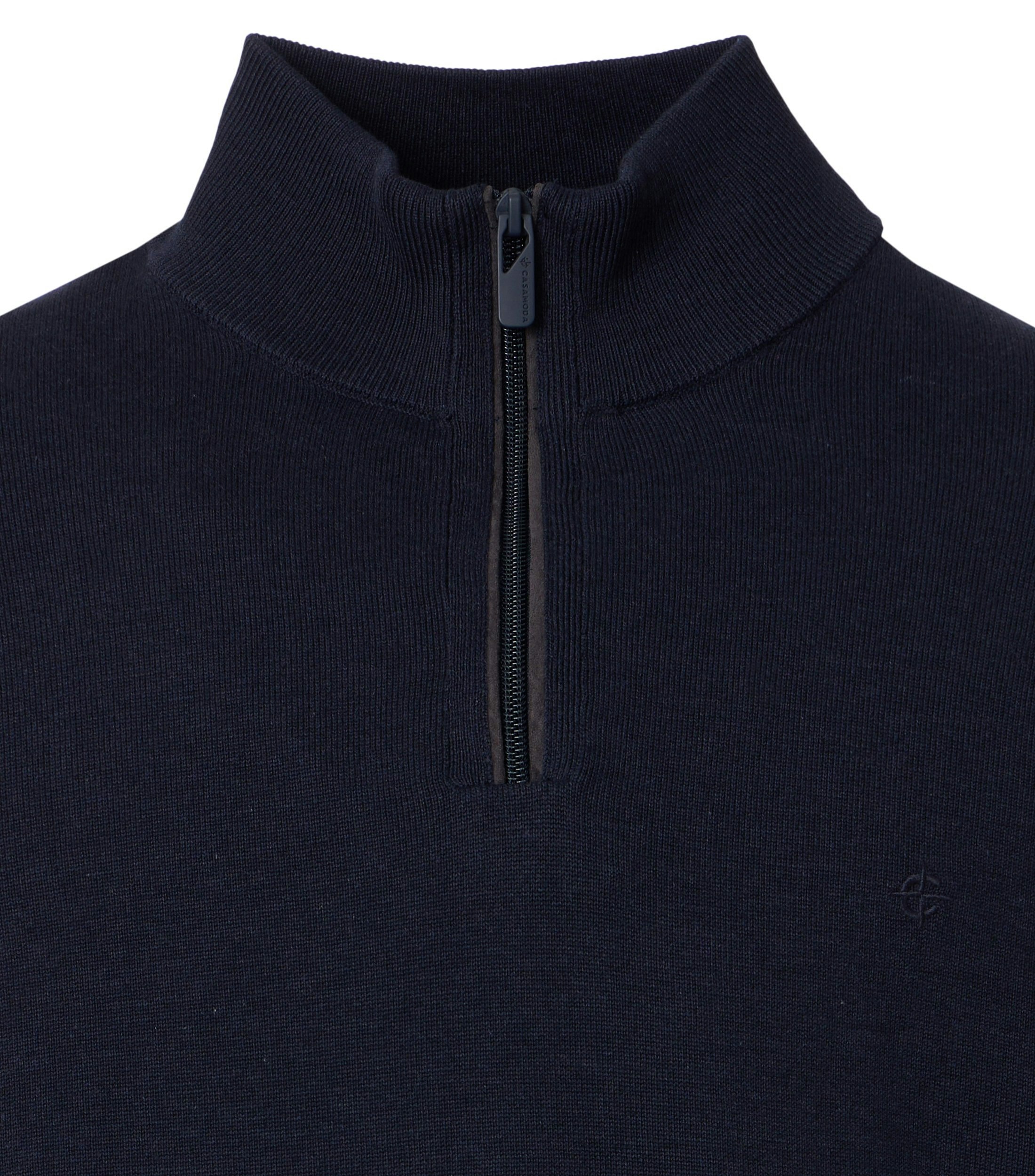 Ein Pullover im uni Muster in der Farbe Dunkelblau