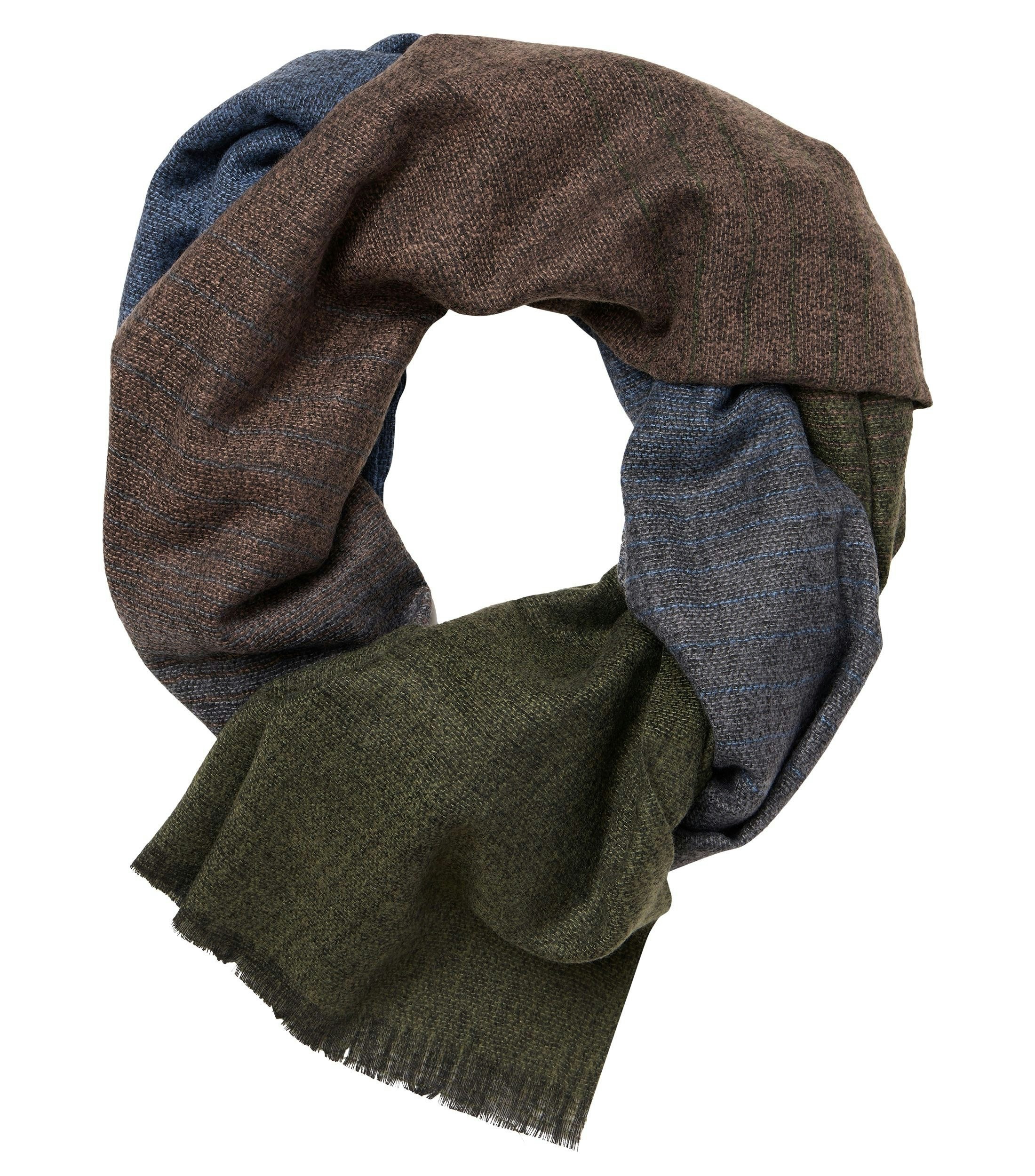 Ein Schal im uni Muster in der Farbe Grün