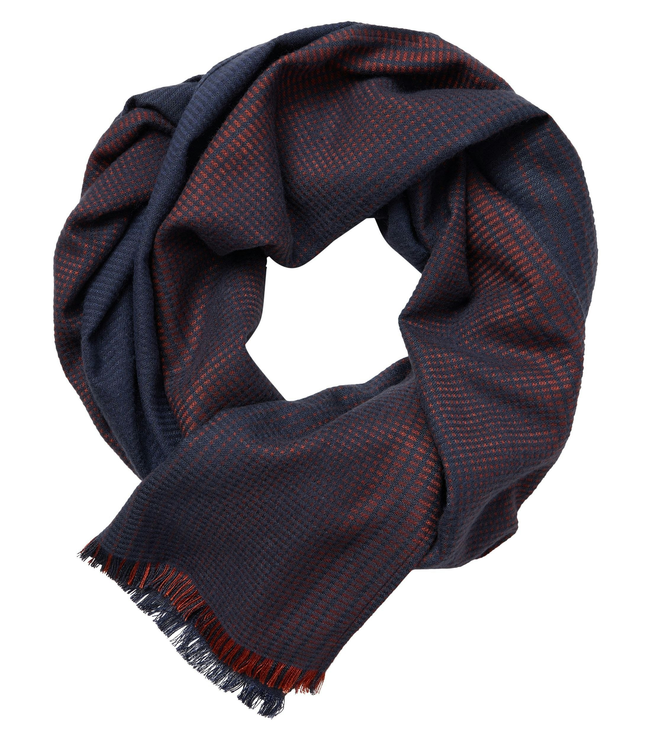 Ein Schal im uni Muster in der Farbe Orange