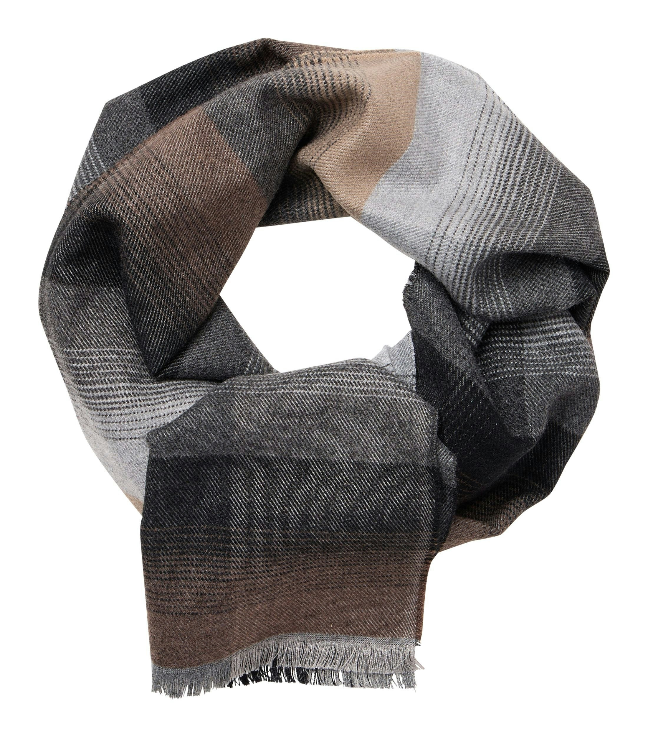 Ein Schal im uni Muster in der Farbe Braun