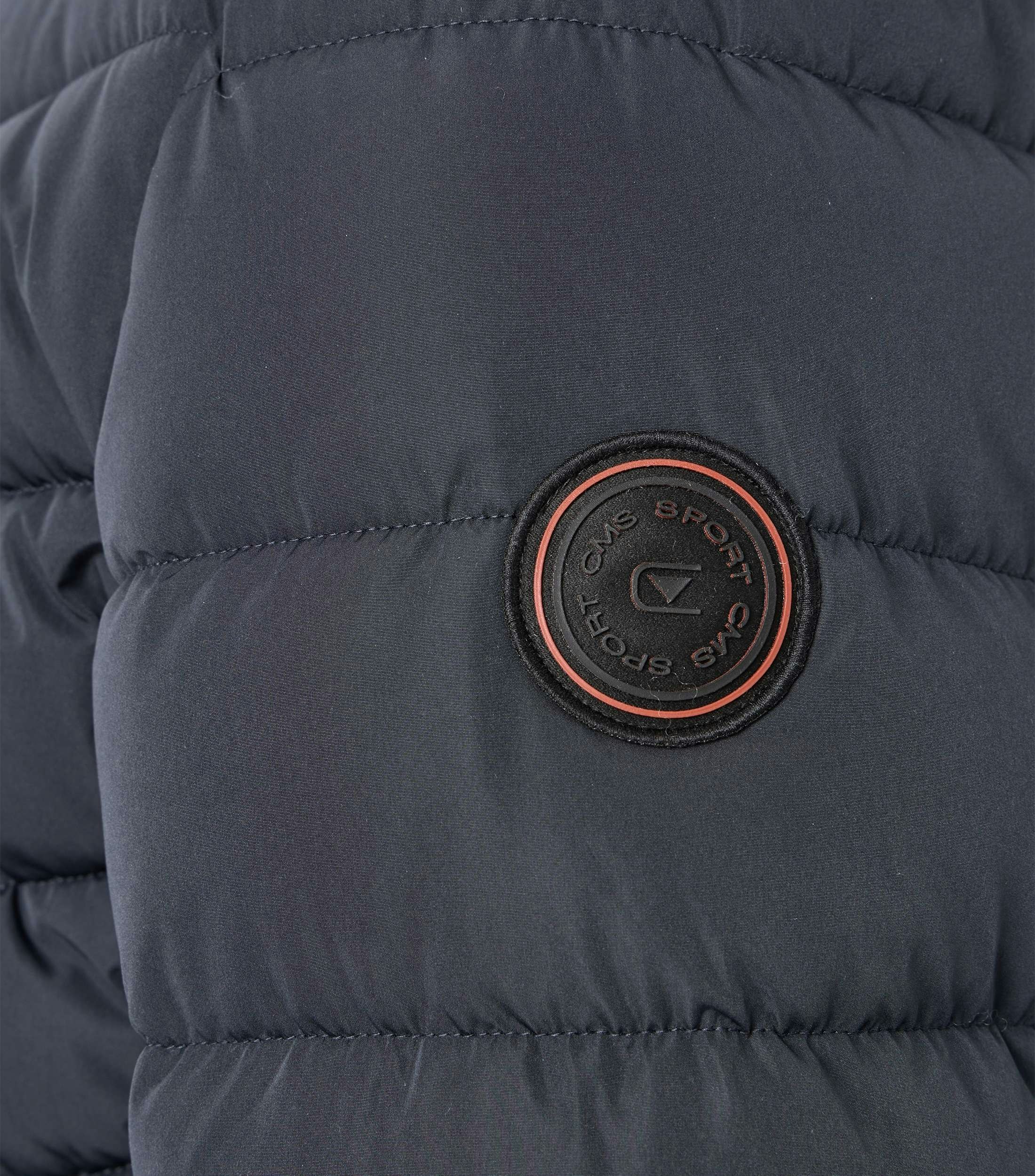 Eine Jacke im uni Muster in der Farbe Blau