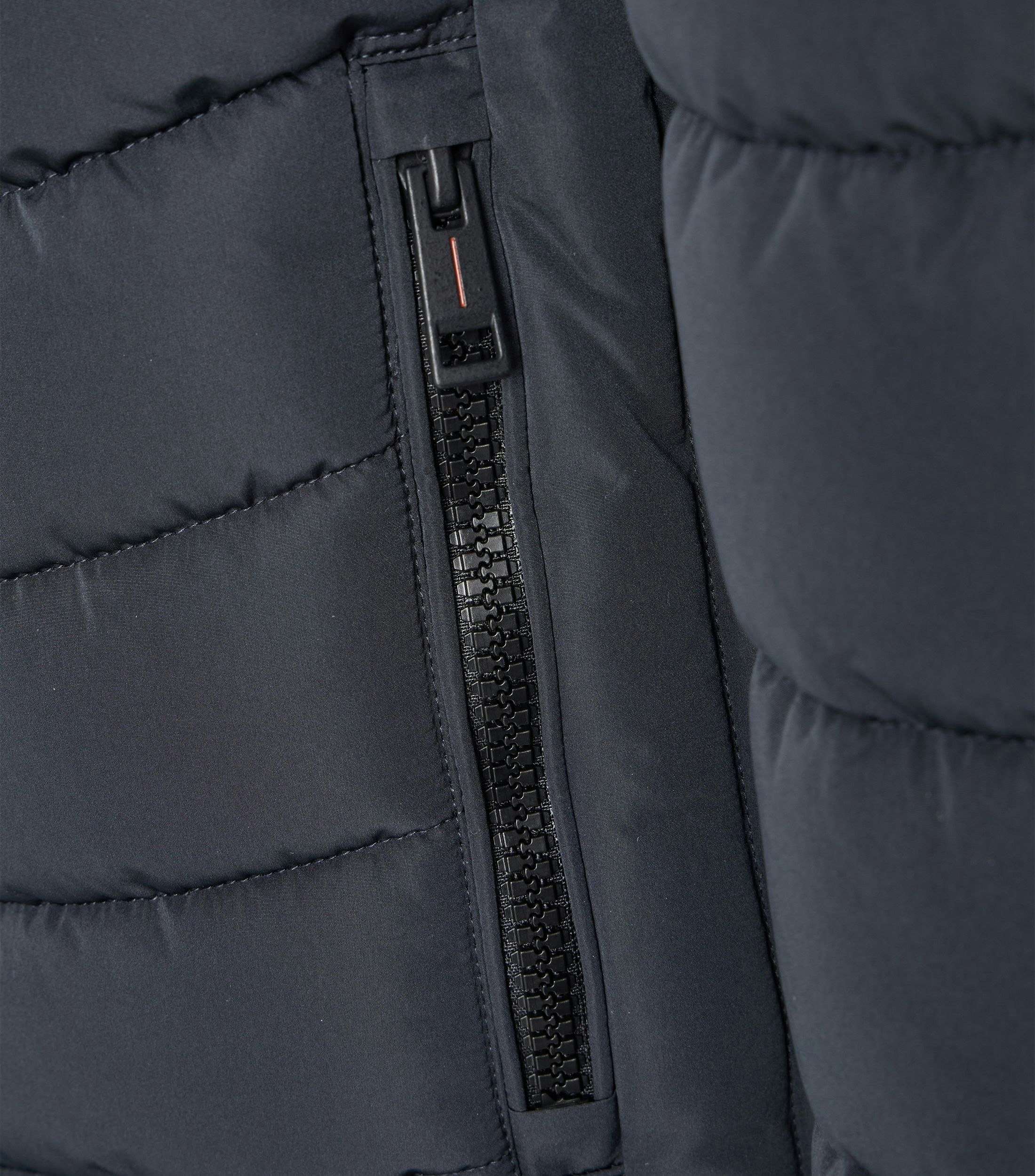 Eine Jacke im uni Muster in der Farbe Blau