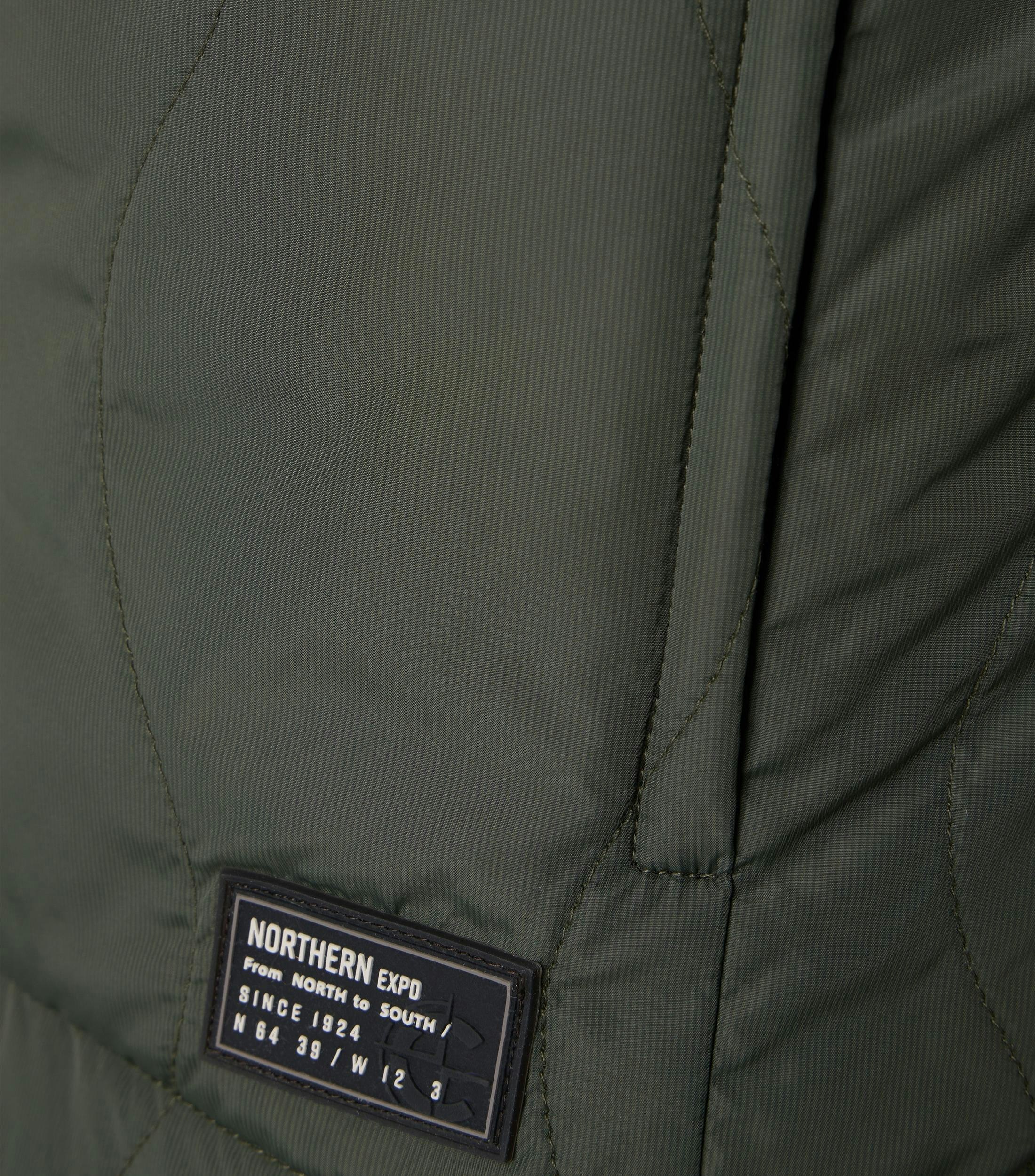 Eine Jacke im uni Muster in der Farbe Grün