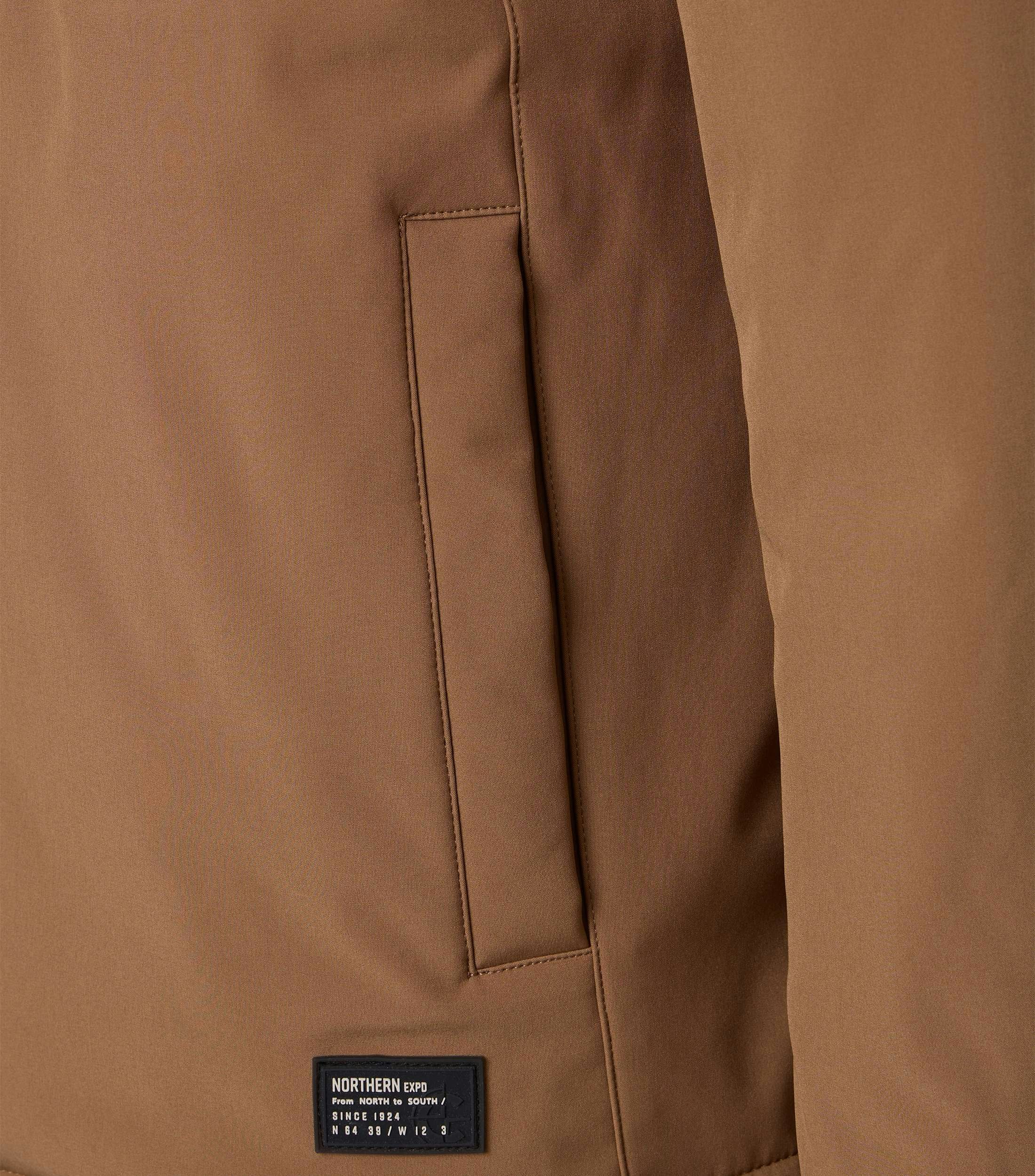 Eine Jacke im uni Muster in der Farbe Braun