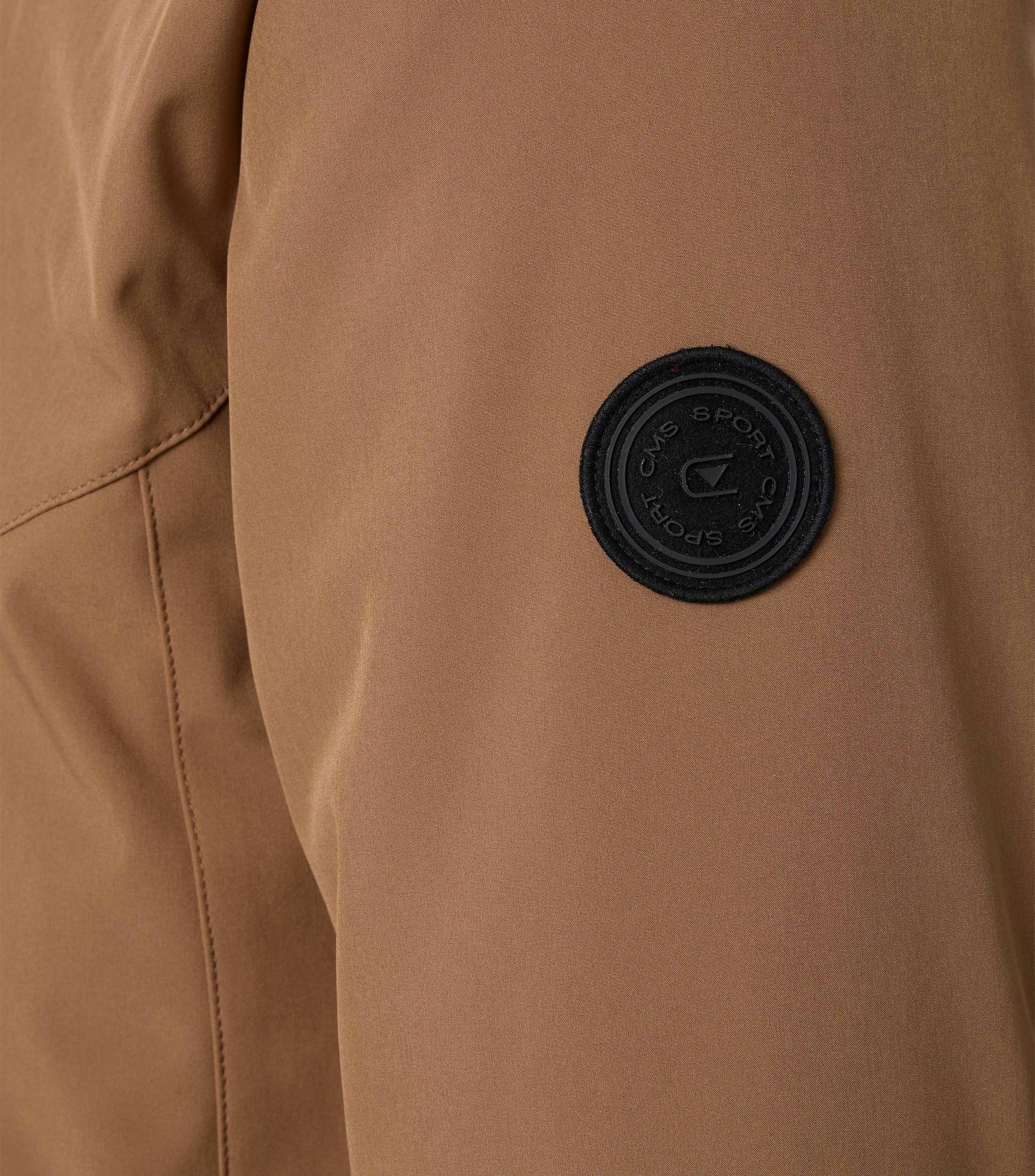 Eine Jacke im uni Muster in der Farbe Braun