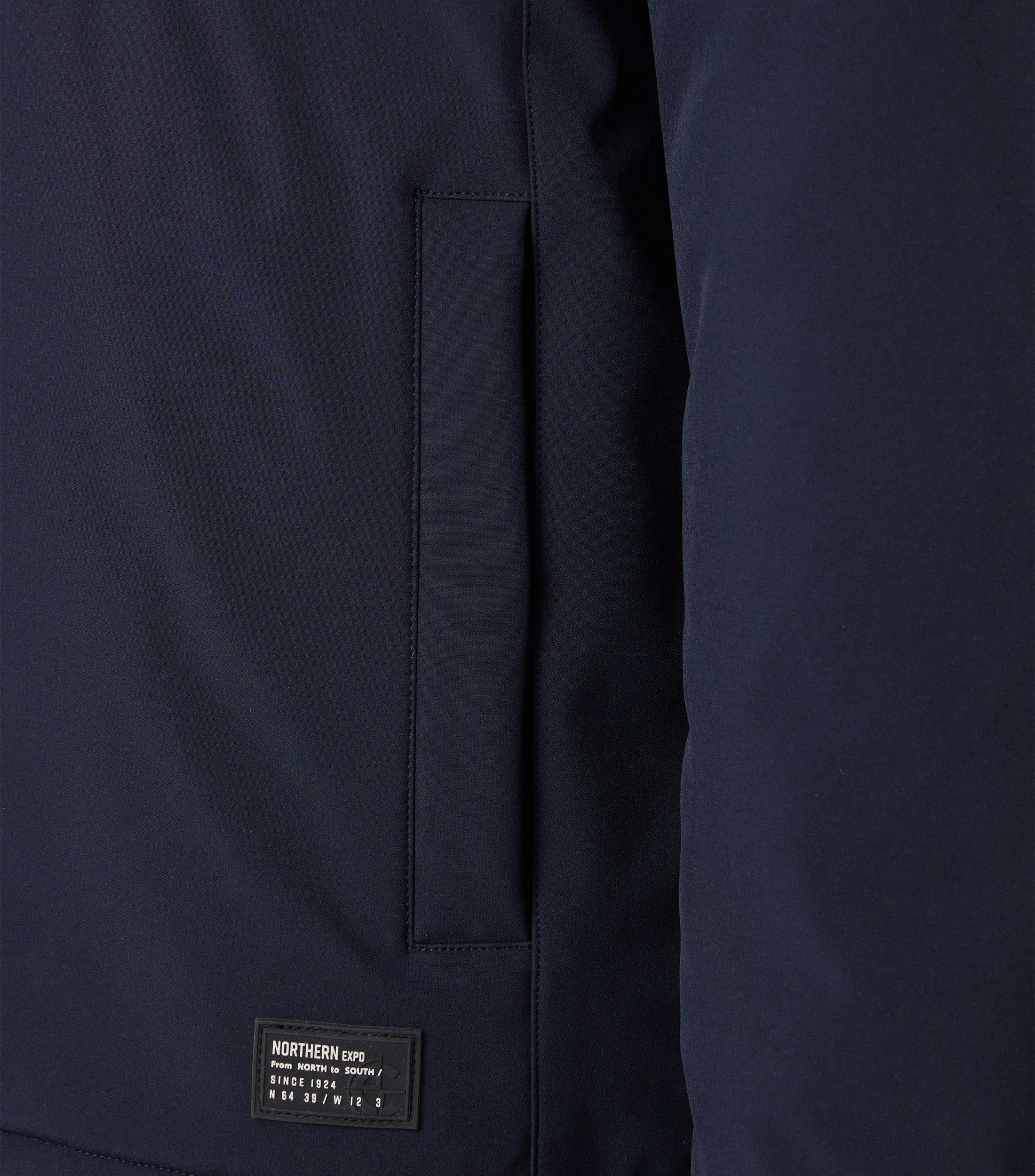 Eine Jacke im uni Muster in der Farbe Blau