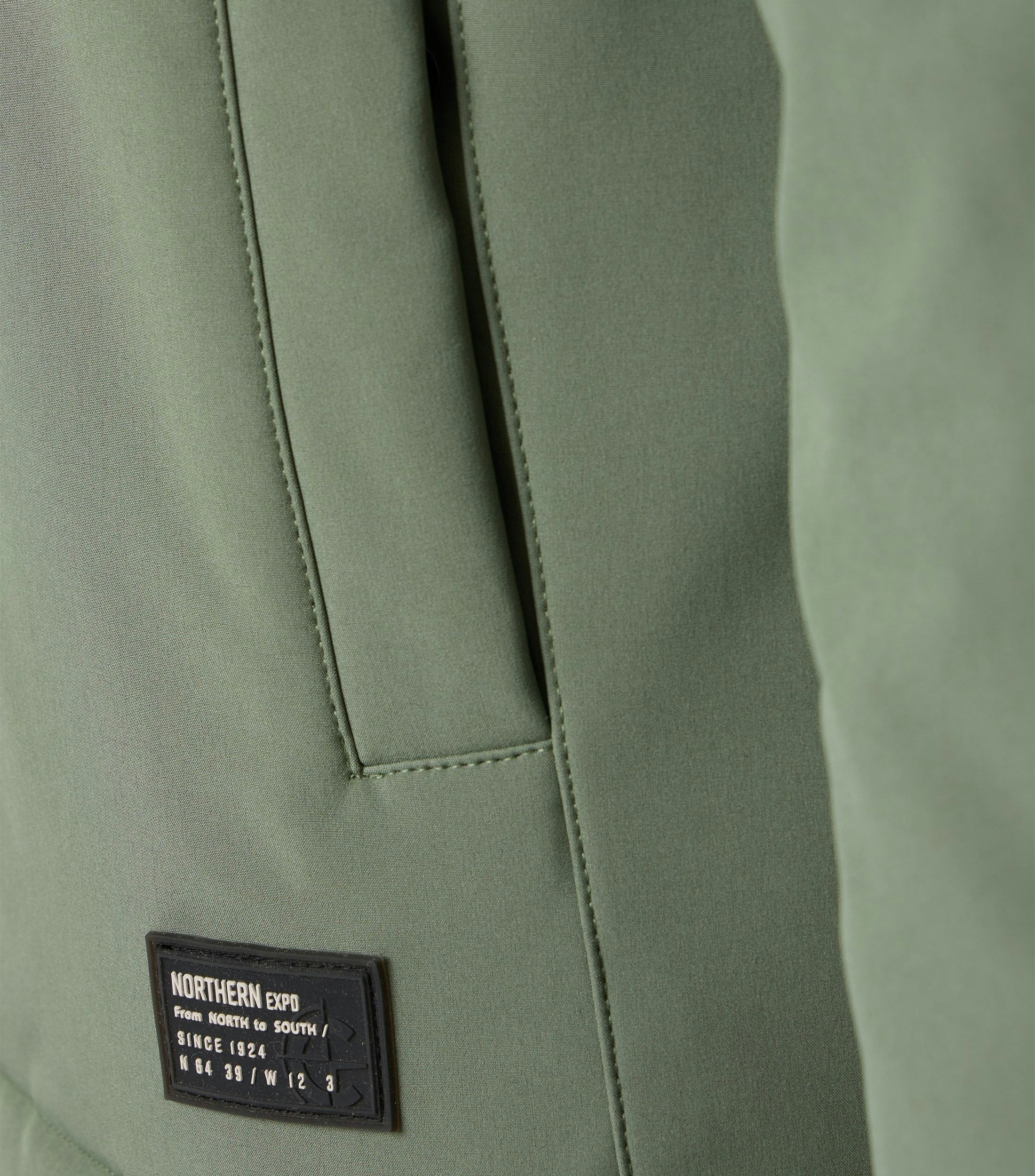 Eine Jacke im uni Muster in der Farbe Türkis
