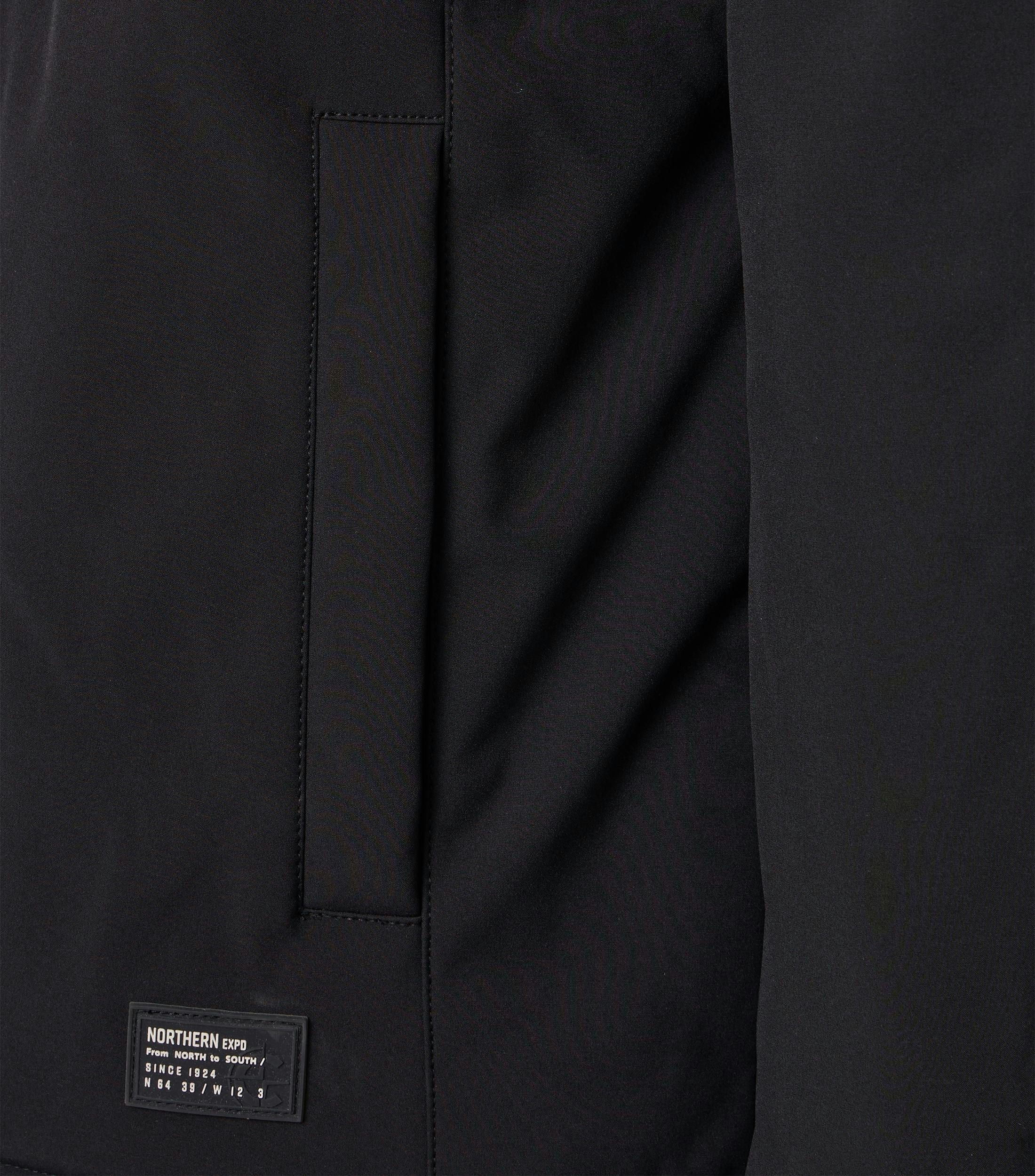 Eine Jacke im uni Muster in der Farbe Schwarz