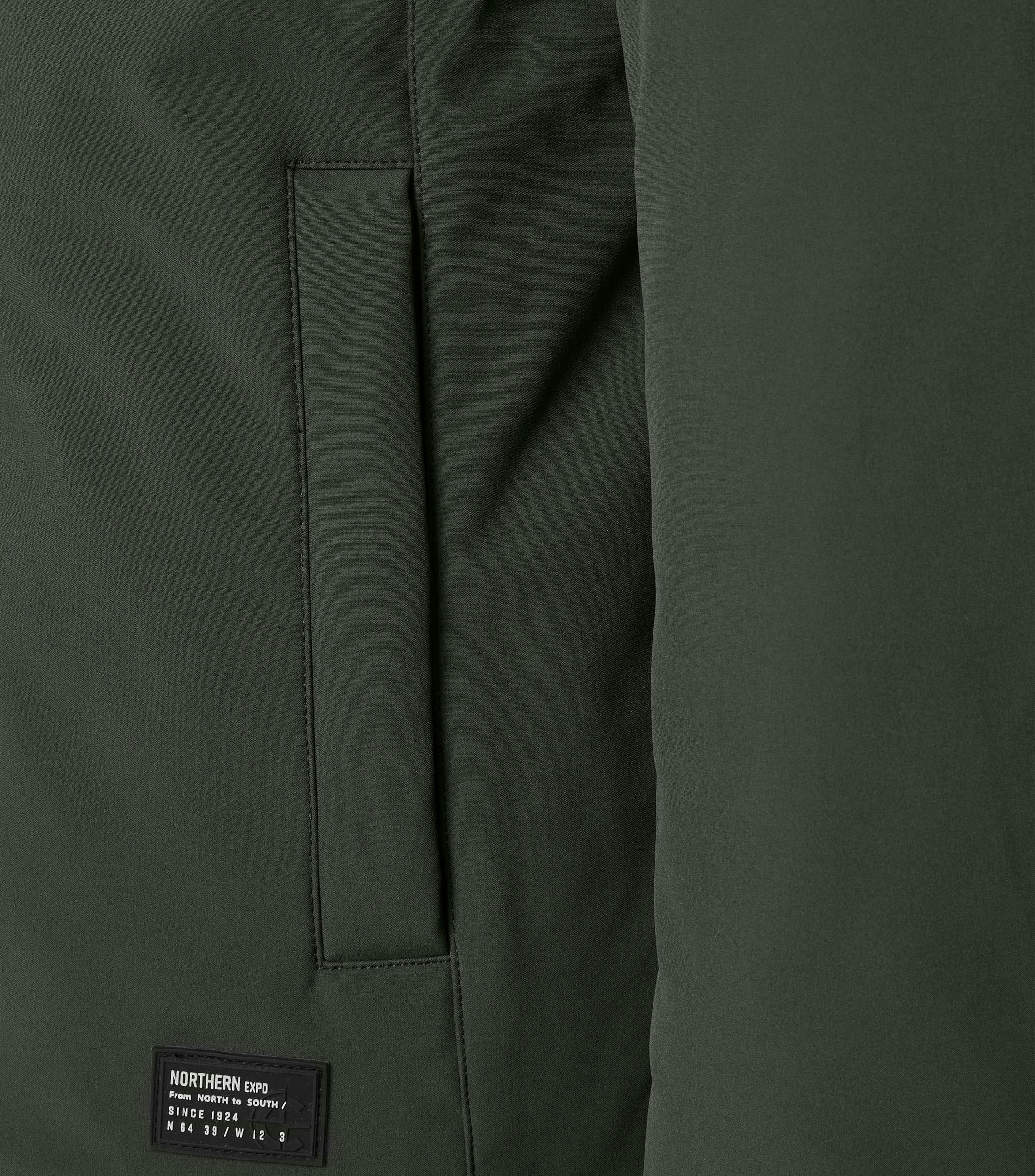 Eine Jacke im uni Muster in der Farbe Dunkelgrün