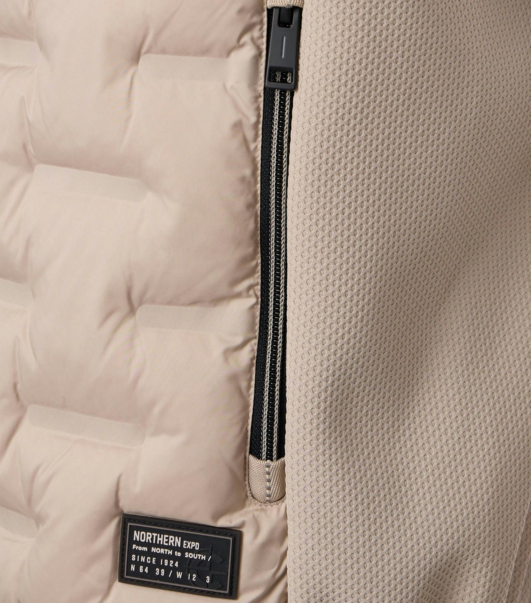 Eine Weste im uni Muster in der Farbe Champagner Beige