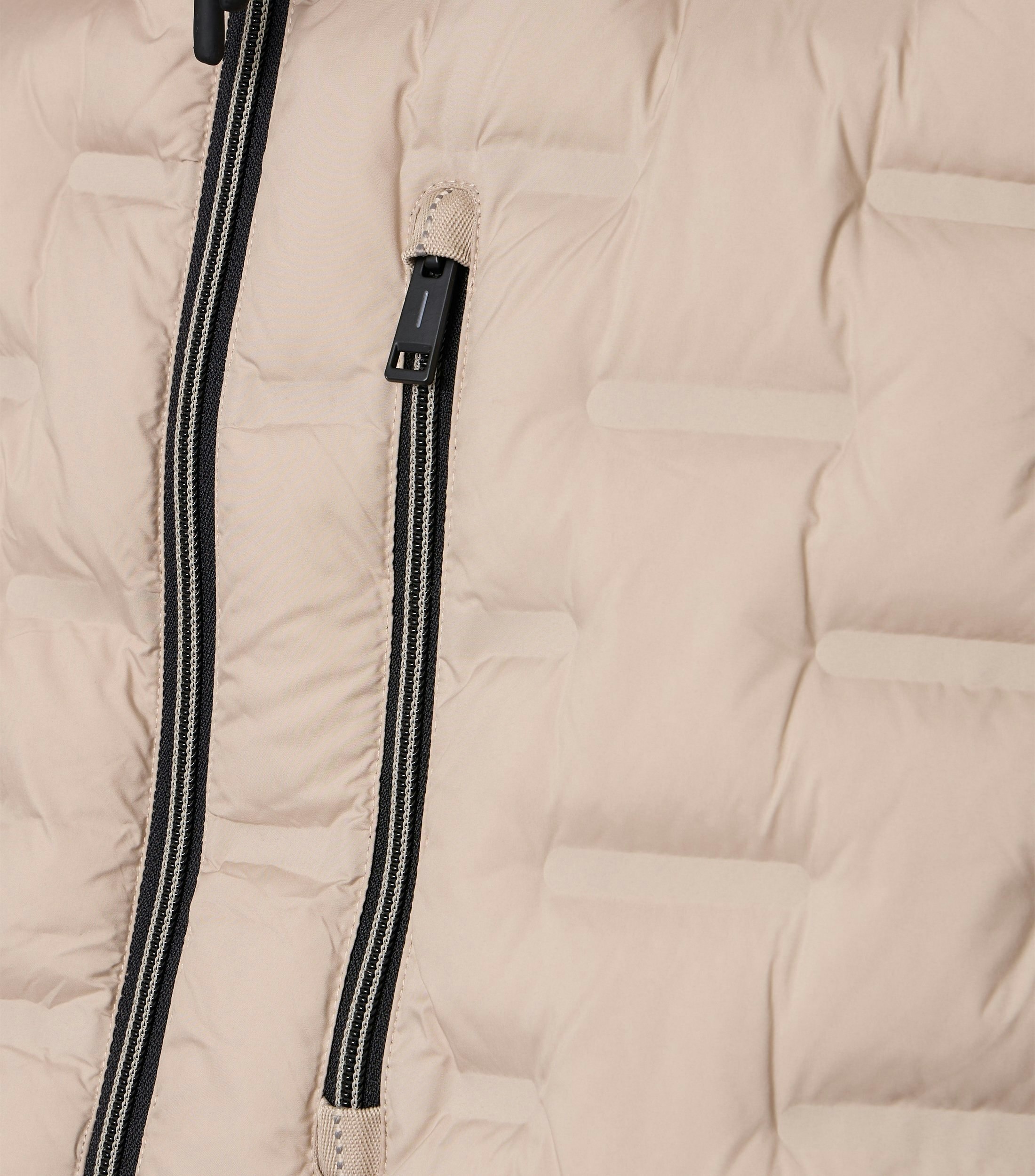 Eine Weste im uni Muster in der Farbe Champagner Beige