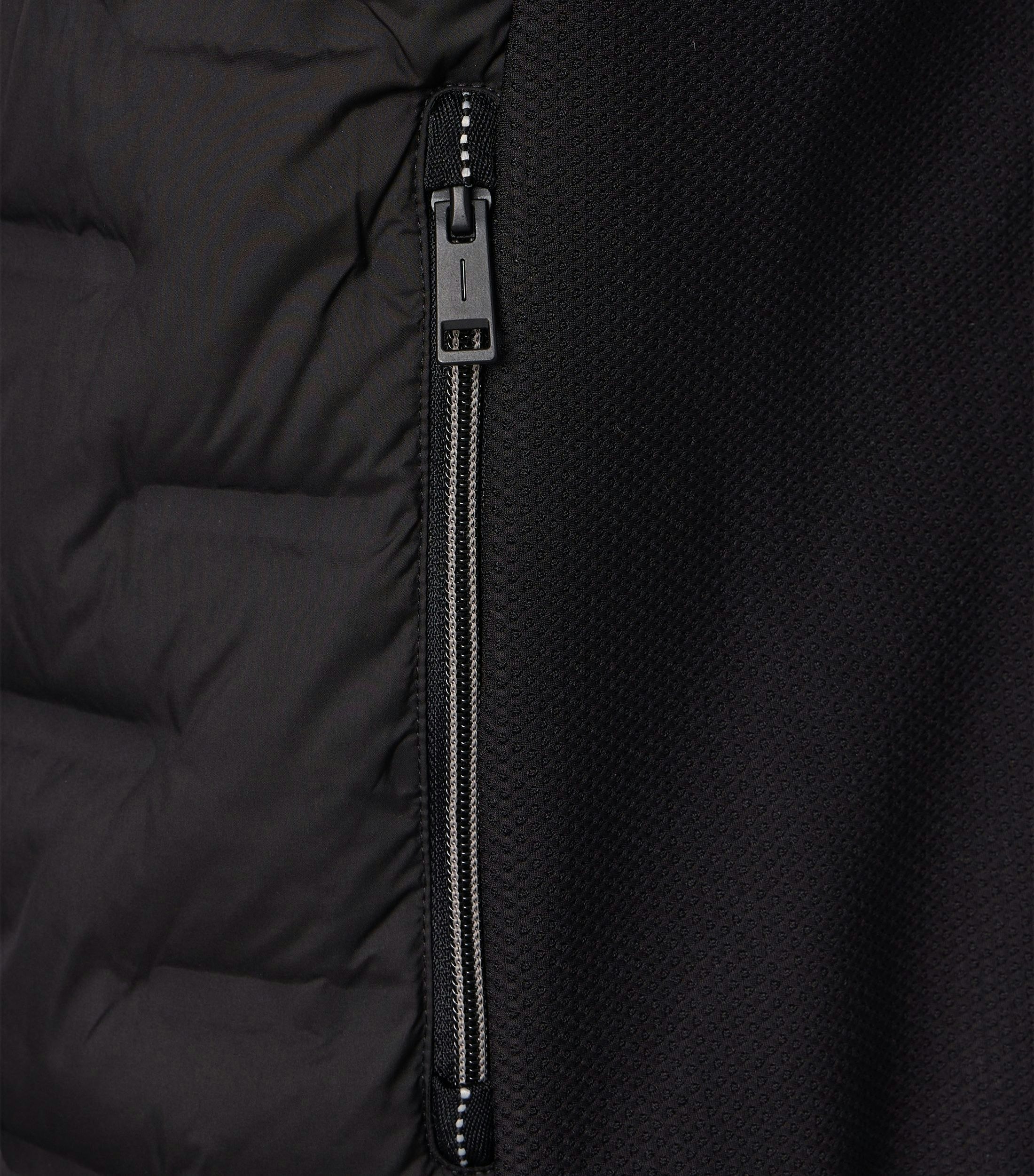 Eine Weste im uni Muster in der Farbe Schwarz