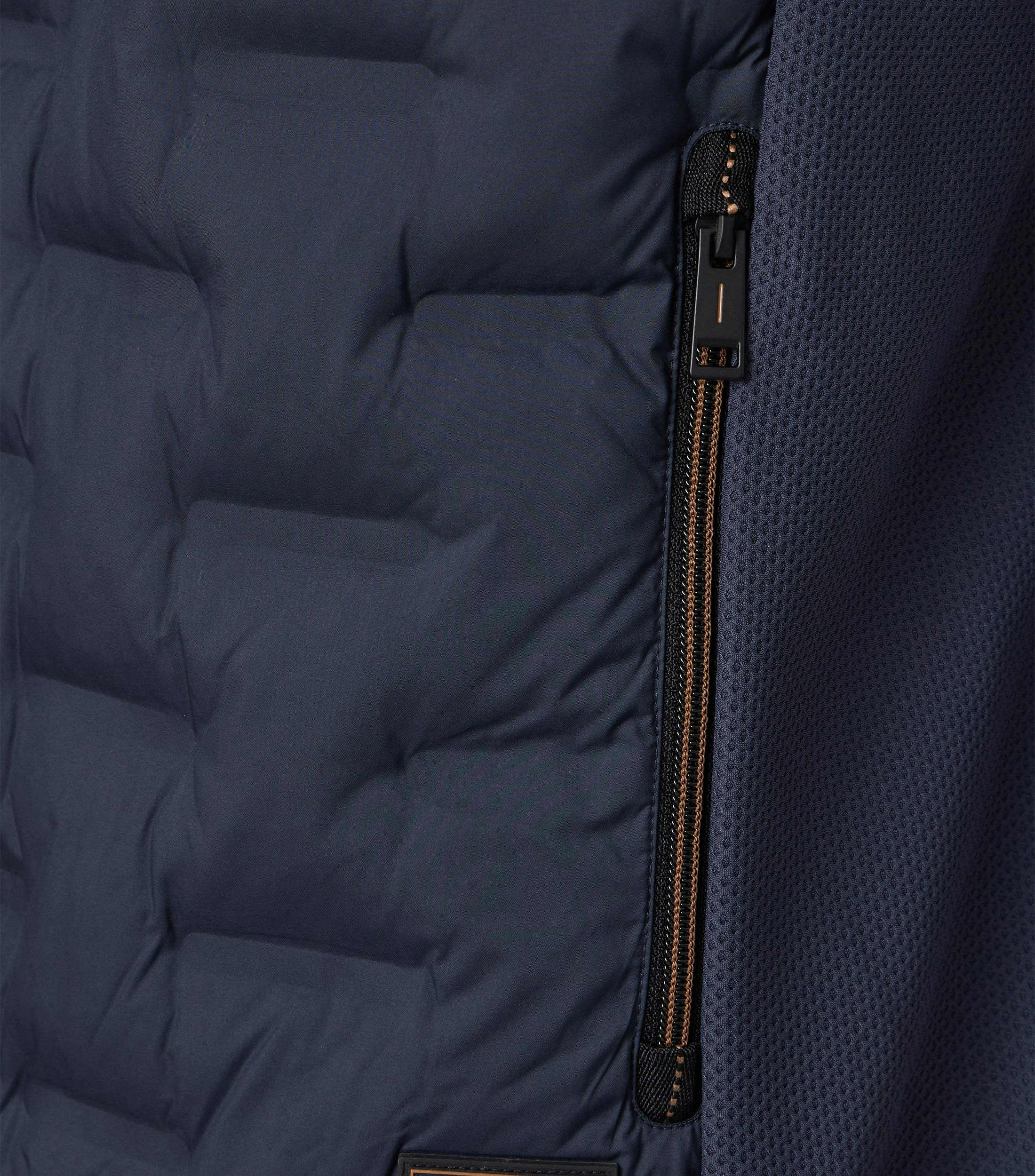 Eine Weste im uni Muster in der Farbe Dunkelblau