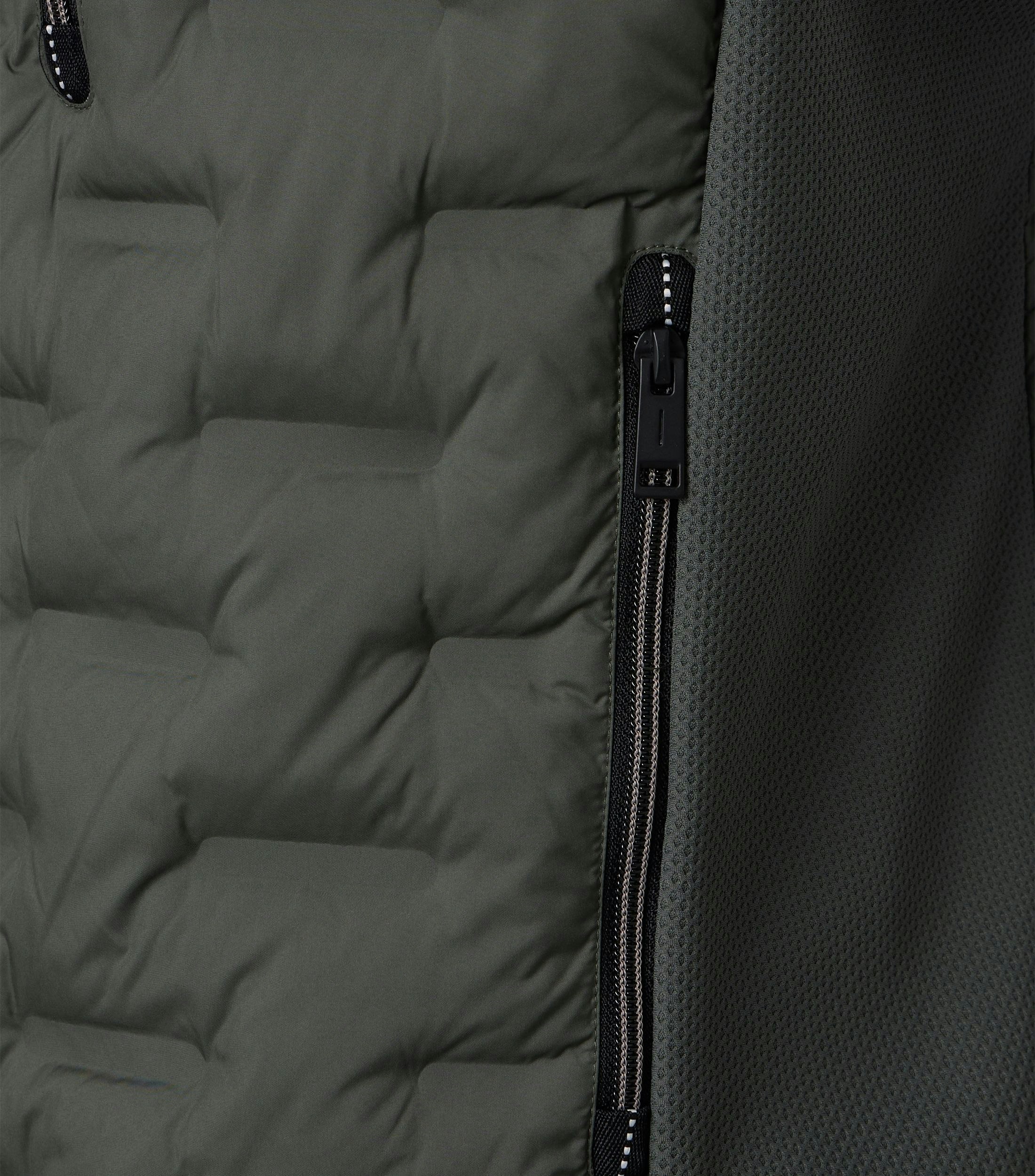 Eine Weste im uni Muster in der Farbe Dunkelgrün