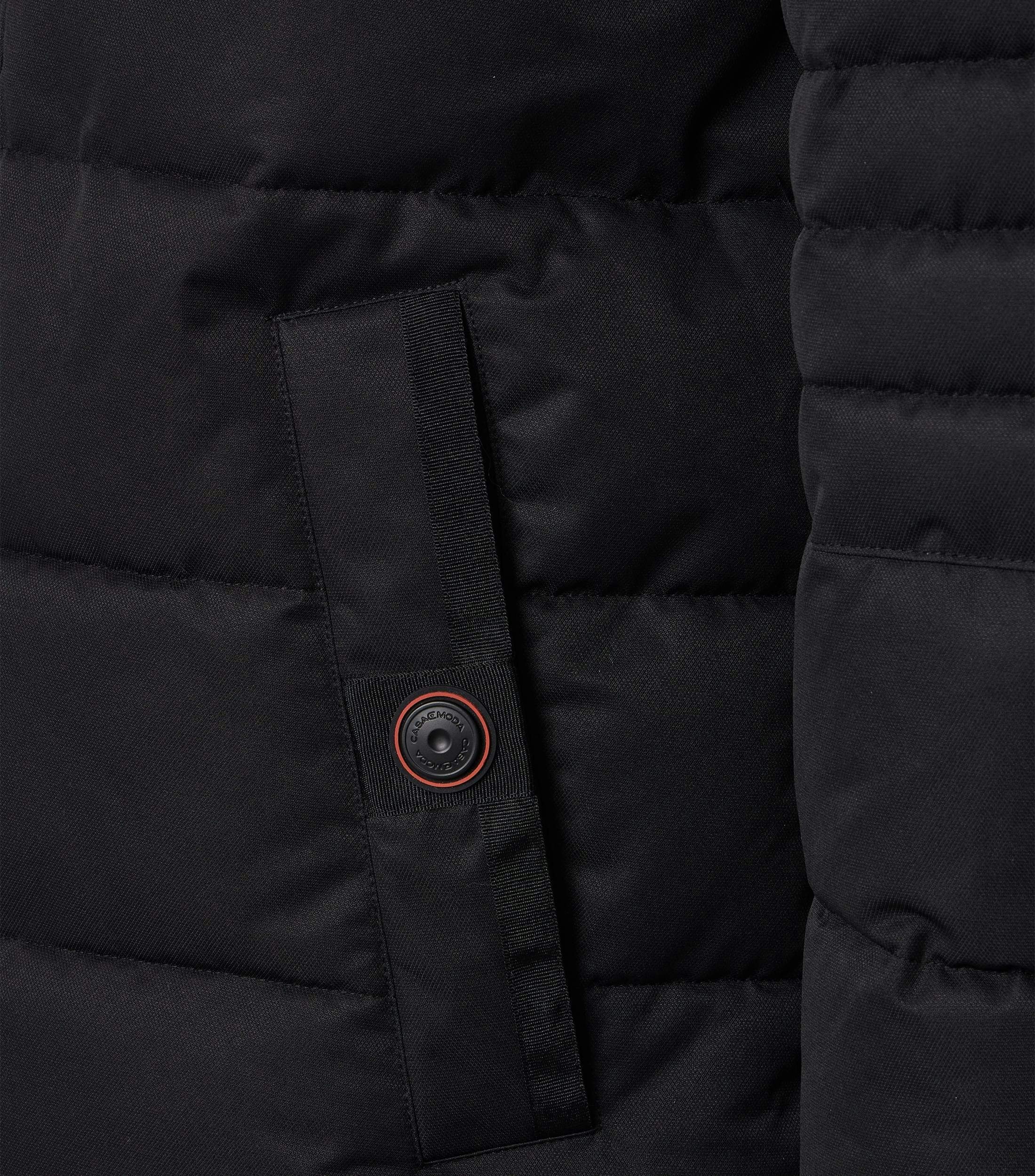 Eine Jacke im uni Muster in der Farbe Schwarz