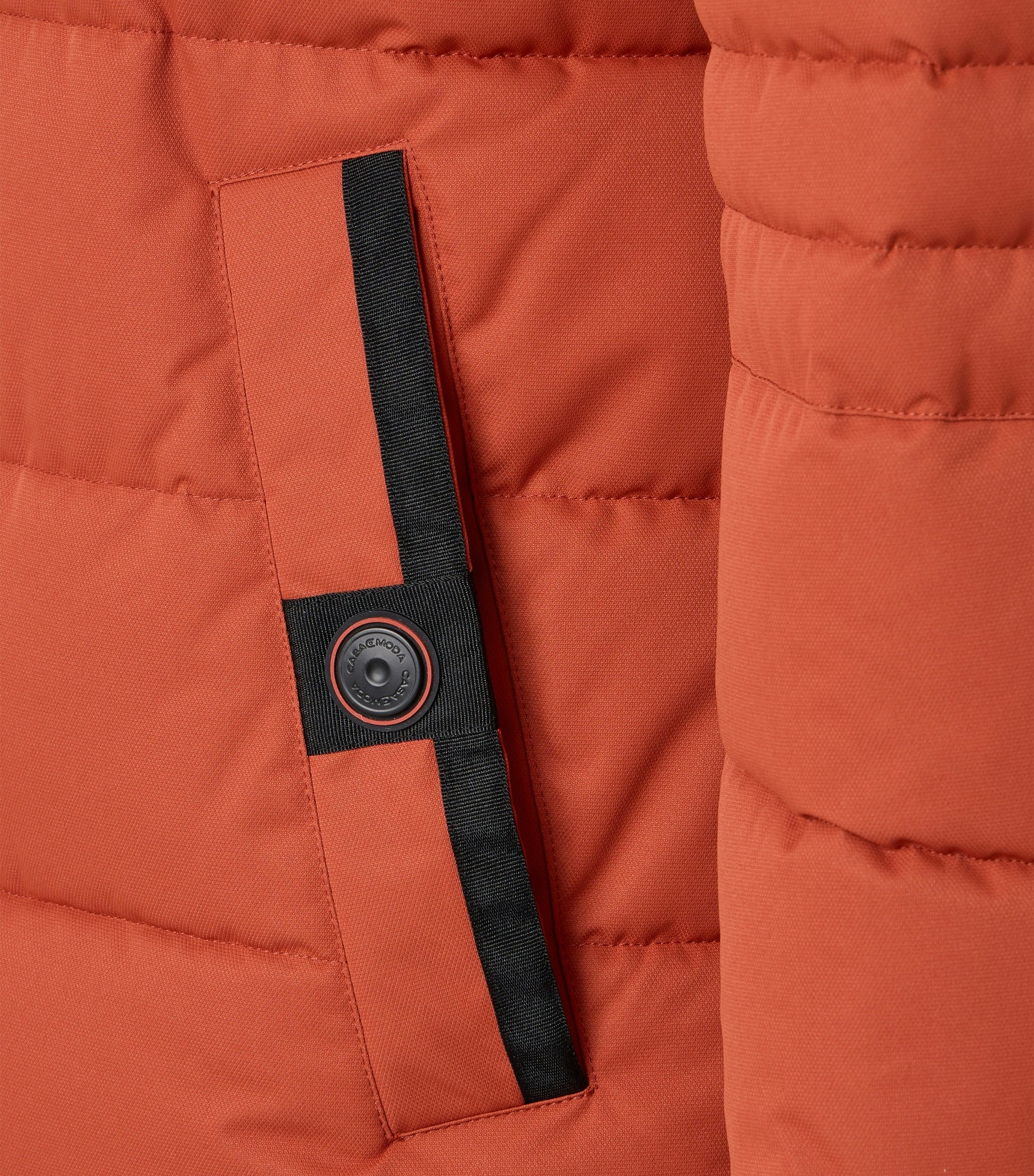 Eine Jacke im uni Muster in der Farbe Orange