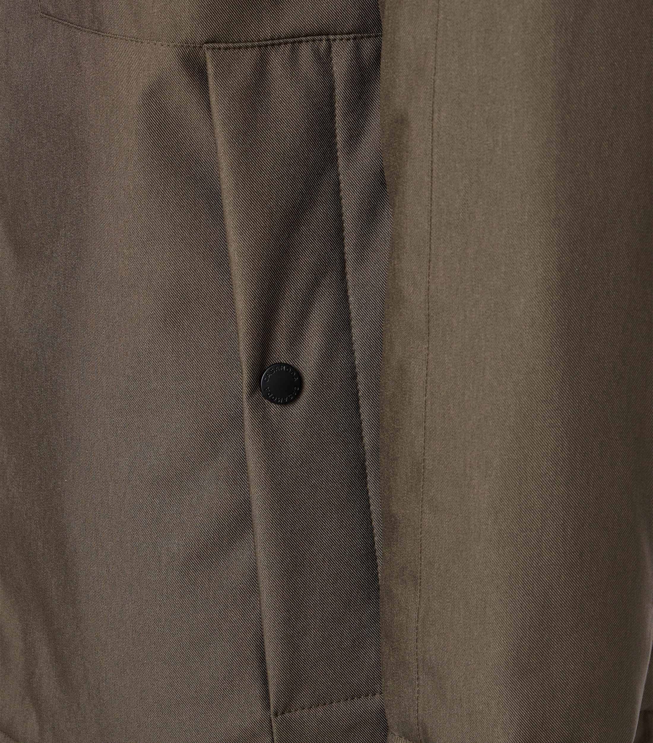 Eine Jacke im uni Muster in der Farbe Grün