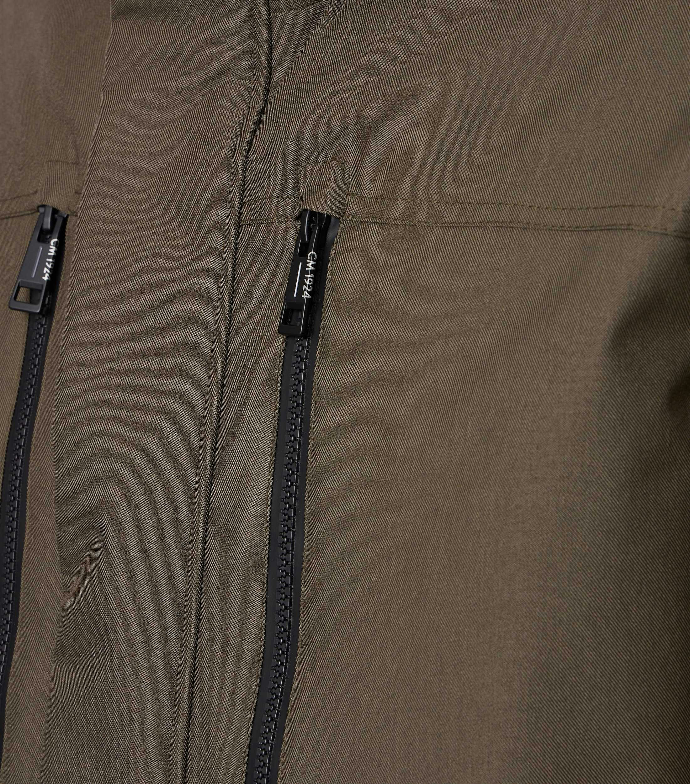 Eine Jacke im uni Muster in der Farbe Grün