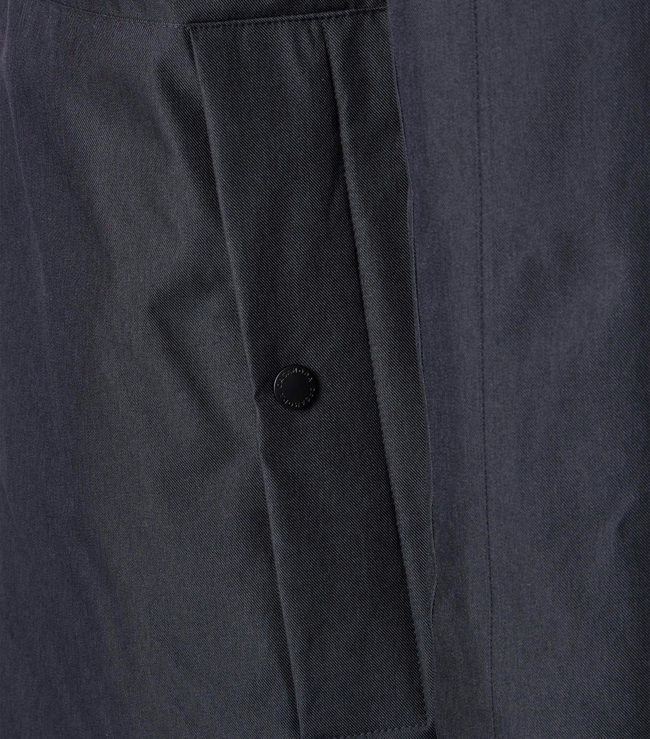 Eine Jacke im uni Muster in der Farbe Dunkelblau