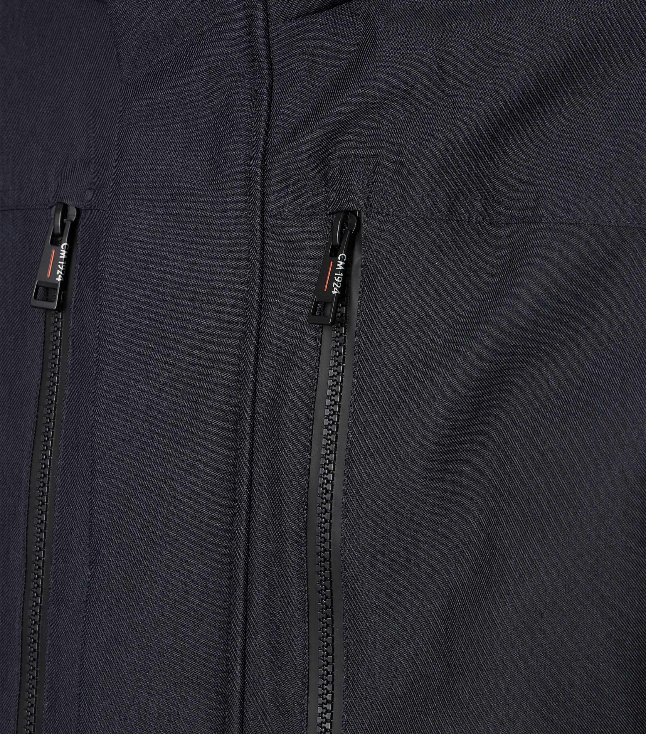 Eine Jacke im uni Muster in der Farbe Dunkelblau