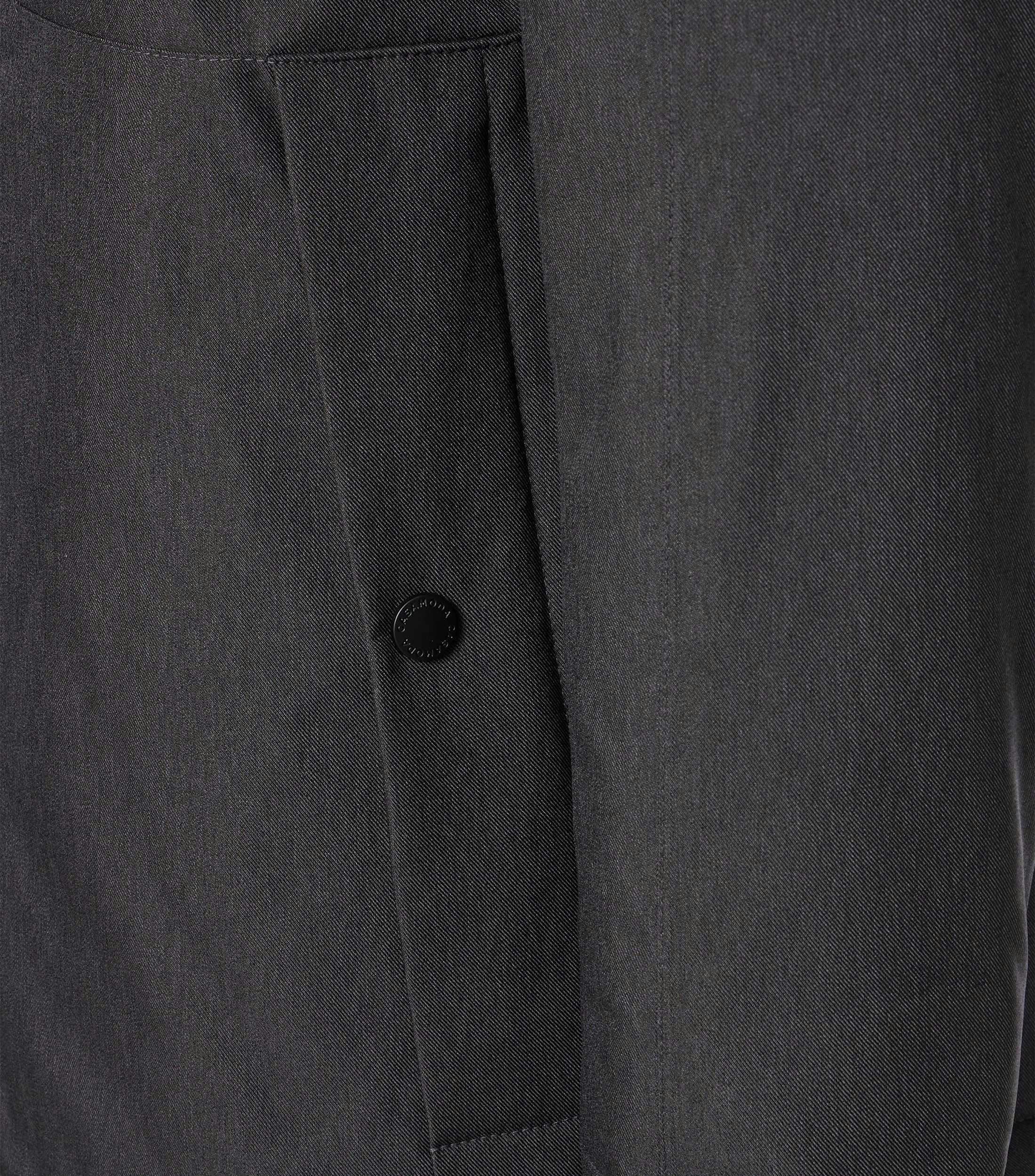 Eine Jacke im uni Muster in der Farbe Grauschwarz