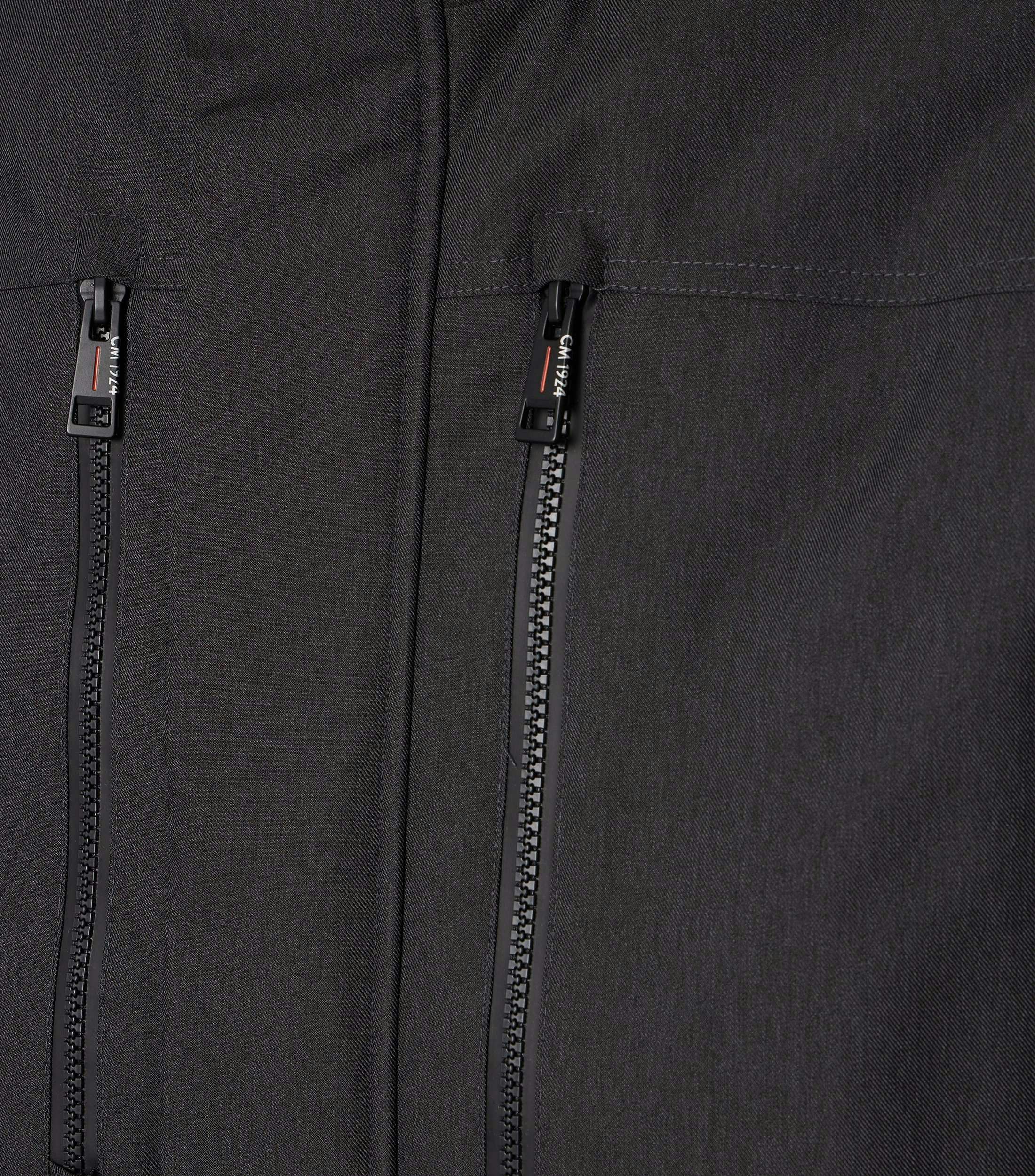 Eine Jacke im uni Muster in der Farbe Grauschwarz