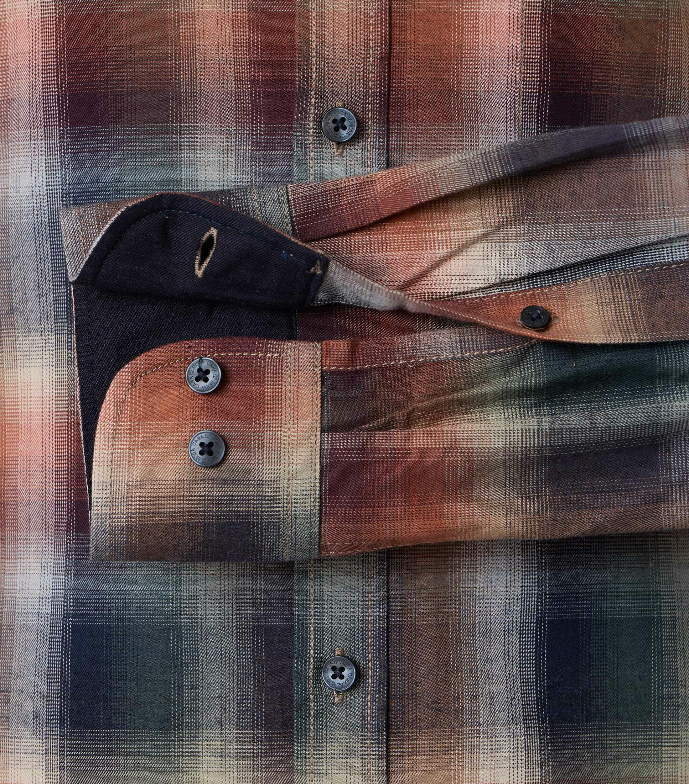 Ein Freizeithemd im kariert Muster in der Farbe Dunkelgrün