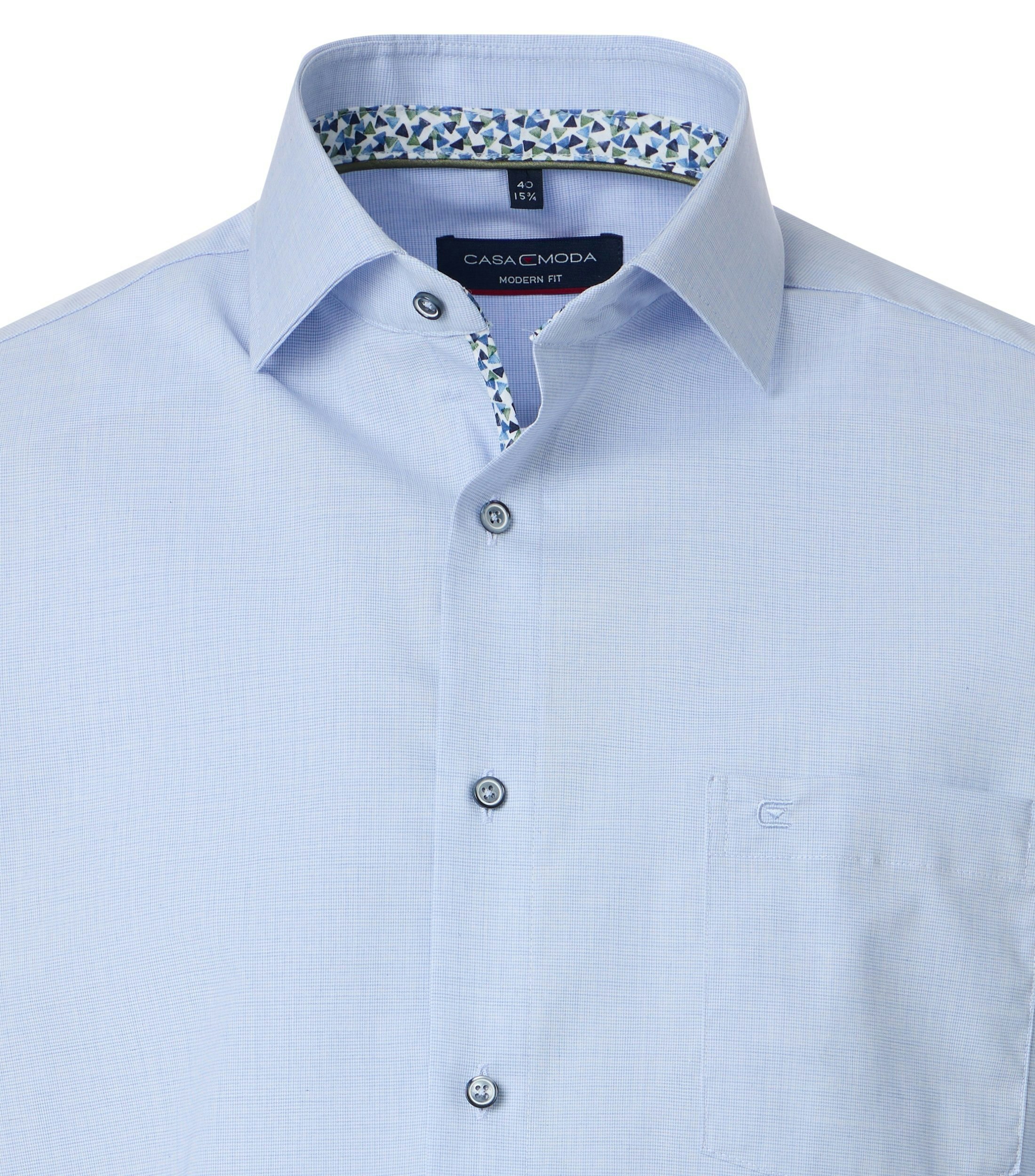 Ein Businesshemd im uni Muster in der Farbe Hellblau