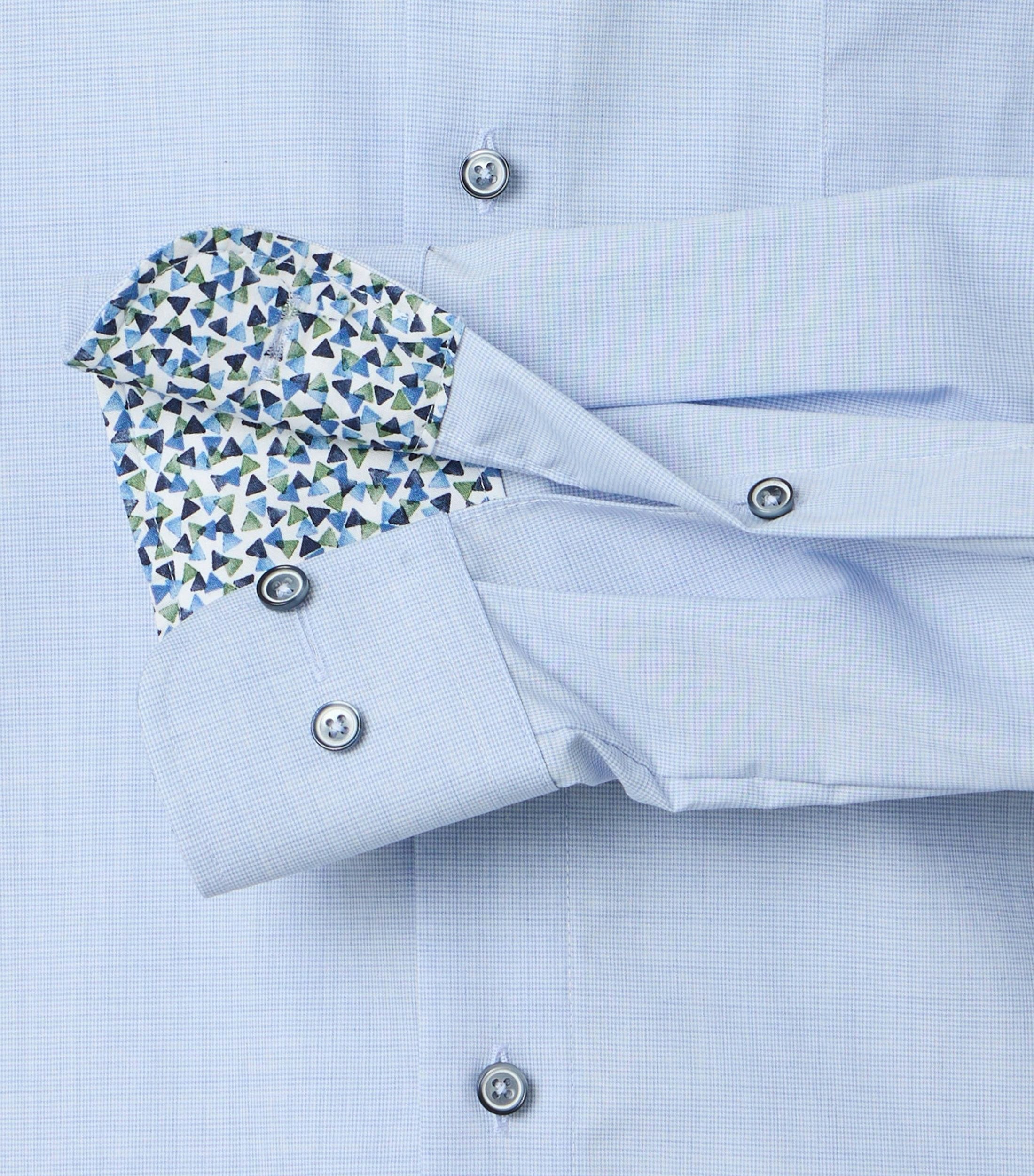 Ein Businesshemd im uni Muster in der Farbe Hellblau