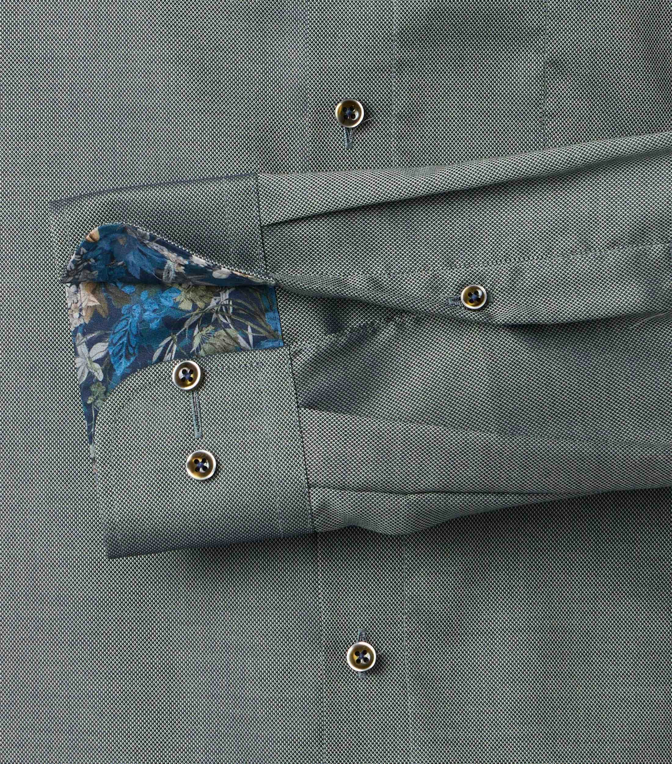 Ein Businesshemd im uni Muster in der Farbe Dunkelgrün