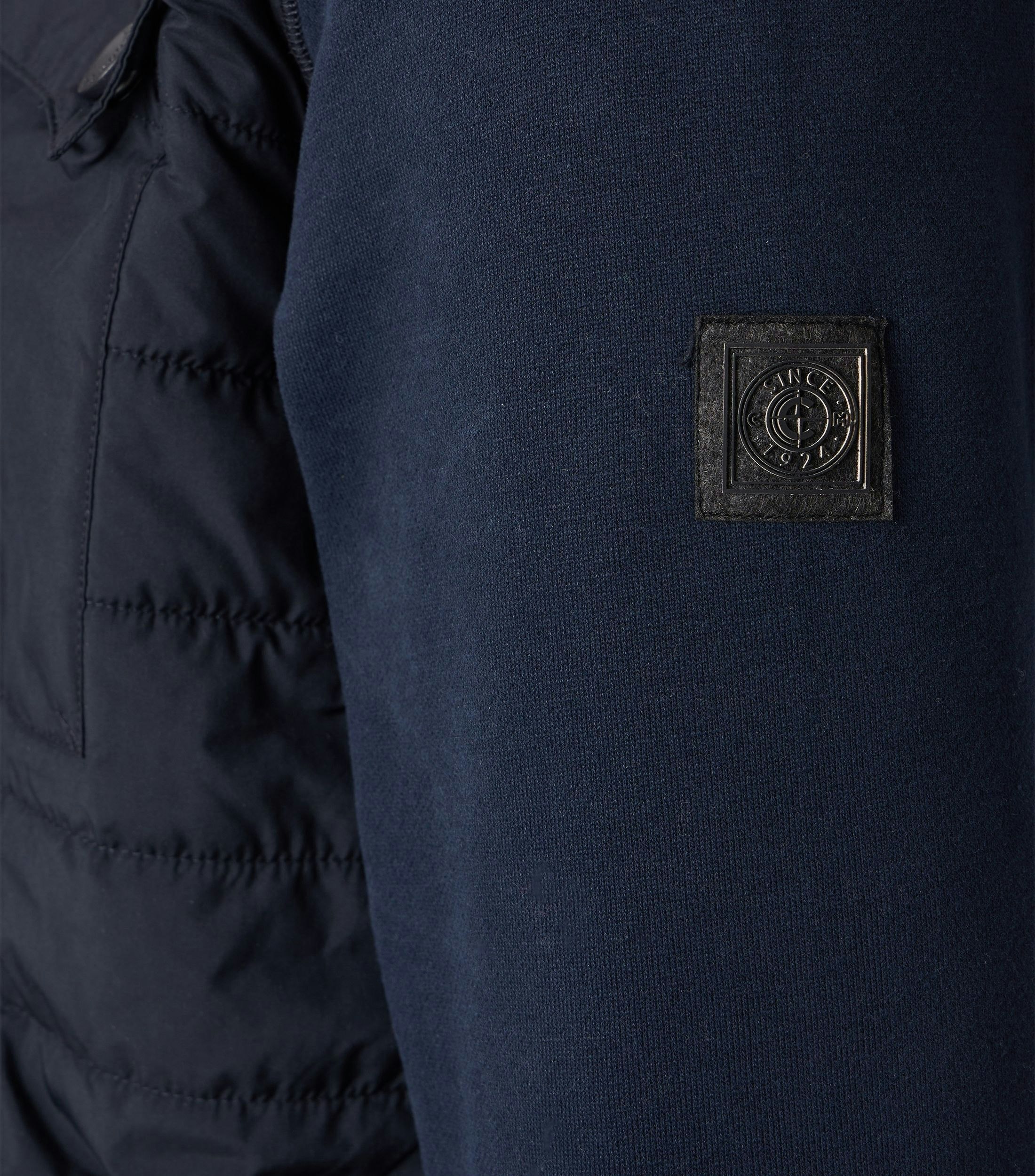 Eine Sweatjacke im uni Muster in der Farbe Dunkelblau