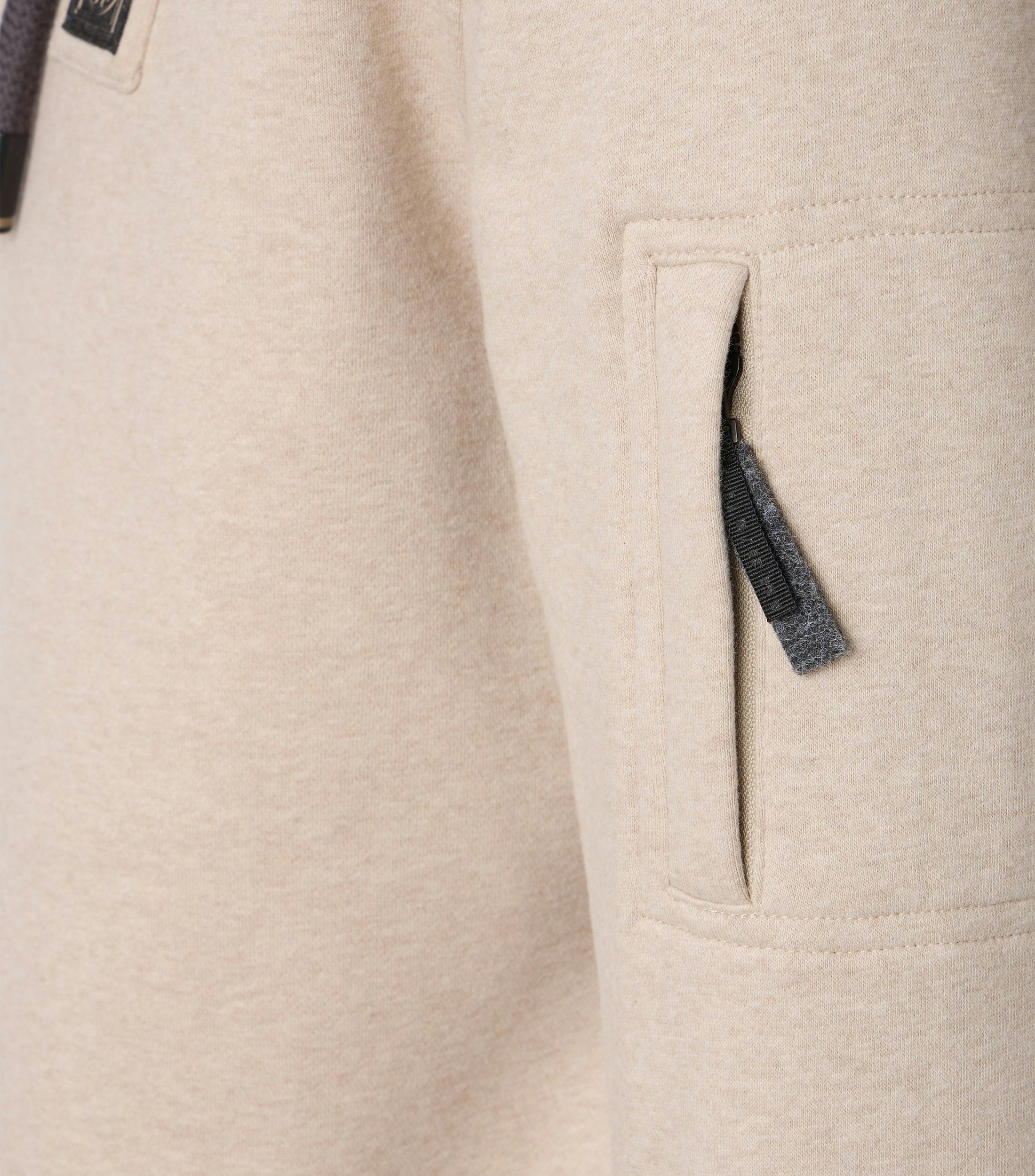 Das Model trägt ein Pullover im uni Muster in der Farbe Champagner Beige