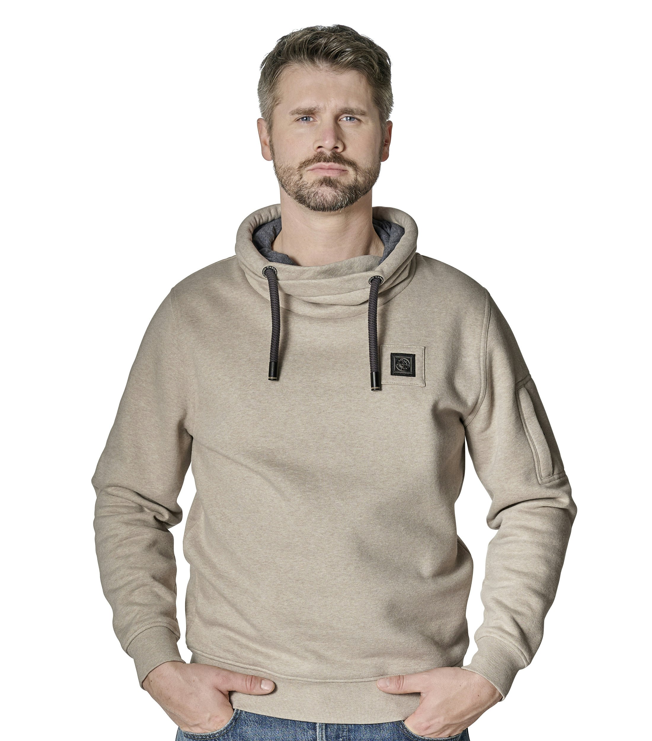 Das Model trägt ein Pullover im uni Muster in der Farbe Champagner Beige