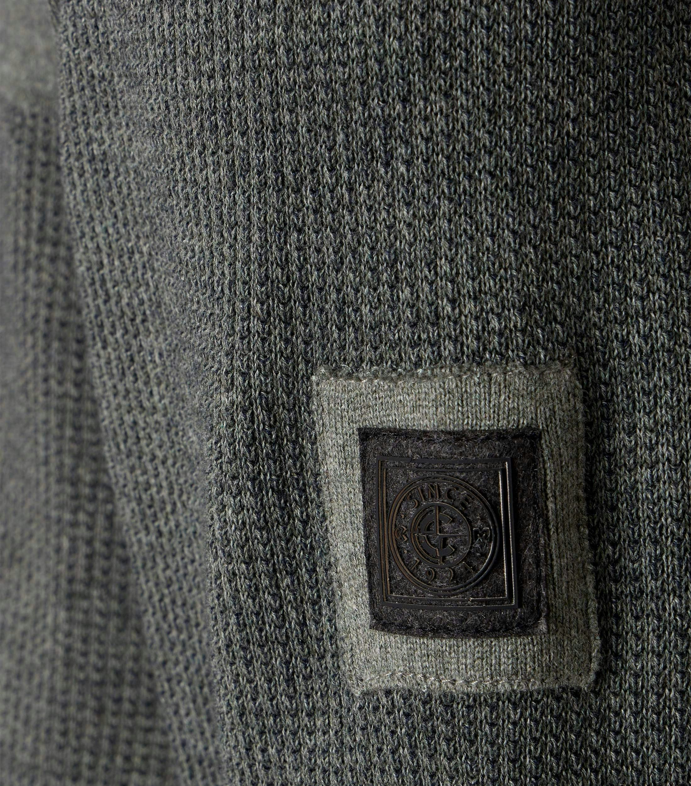 Ein Pullover im uni Muster in der Farbe Dunkelgrün