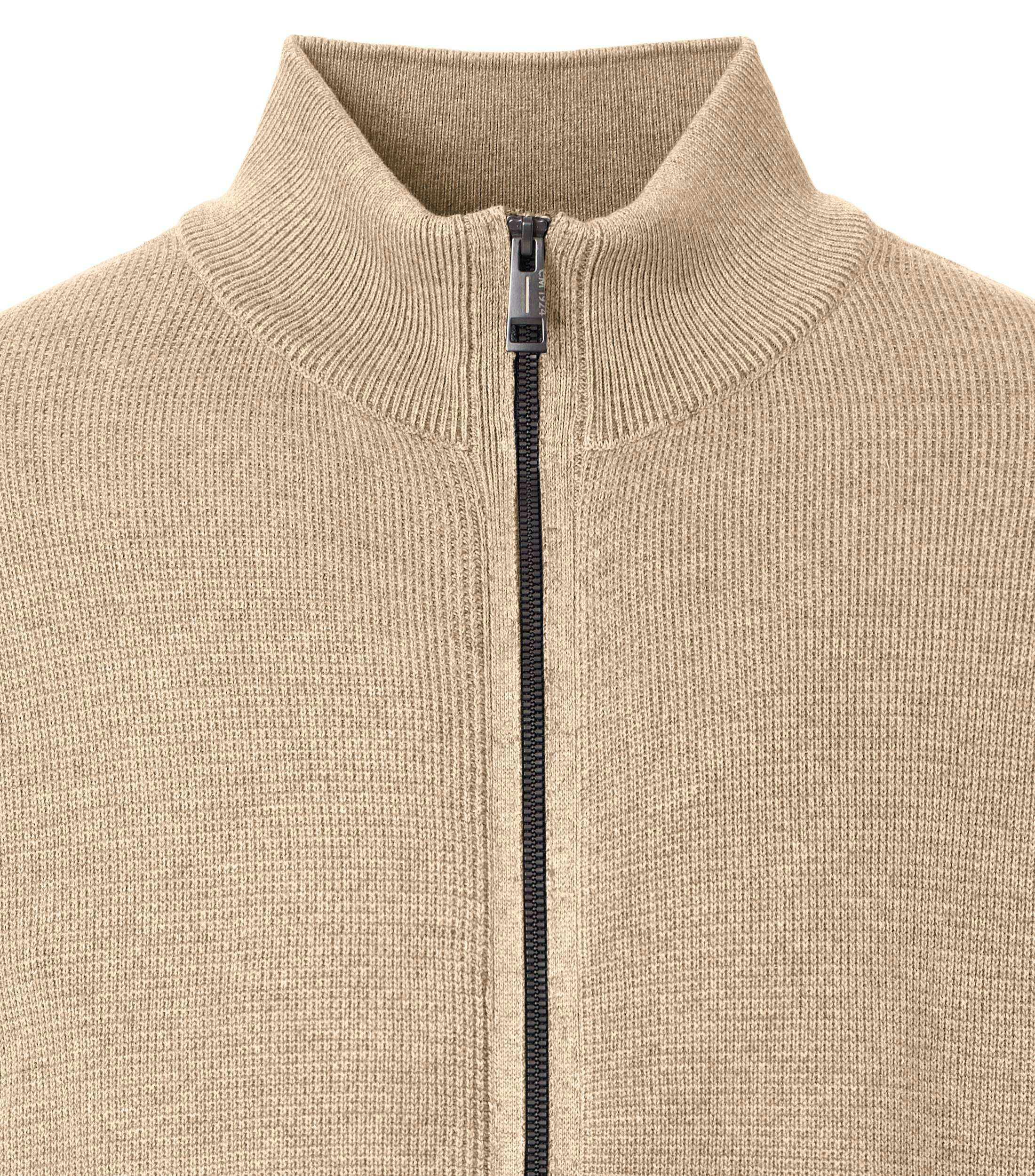 Eine Strickjacke im uni Muster in der Farbe Beige