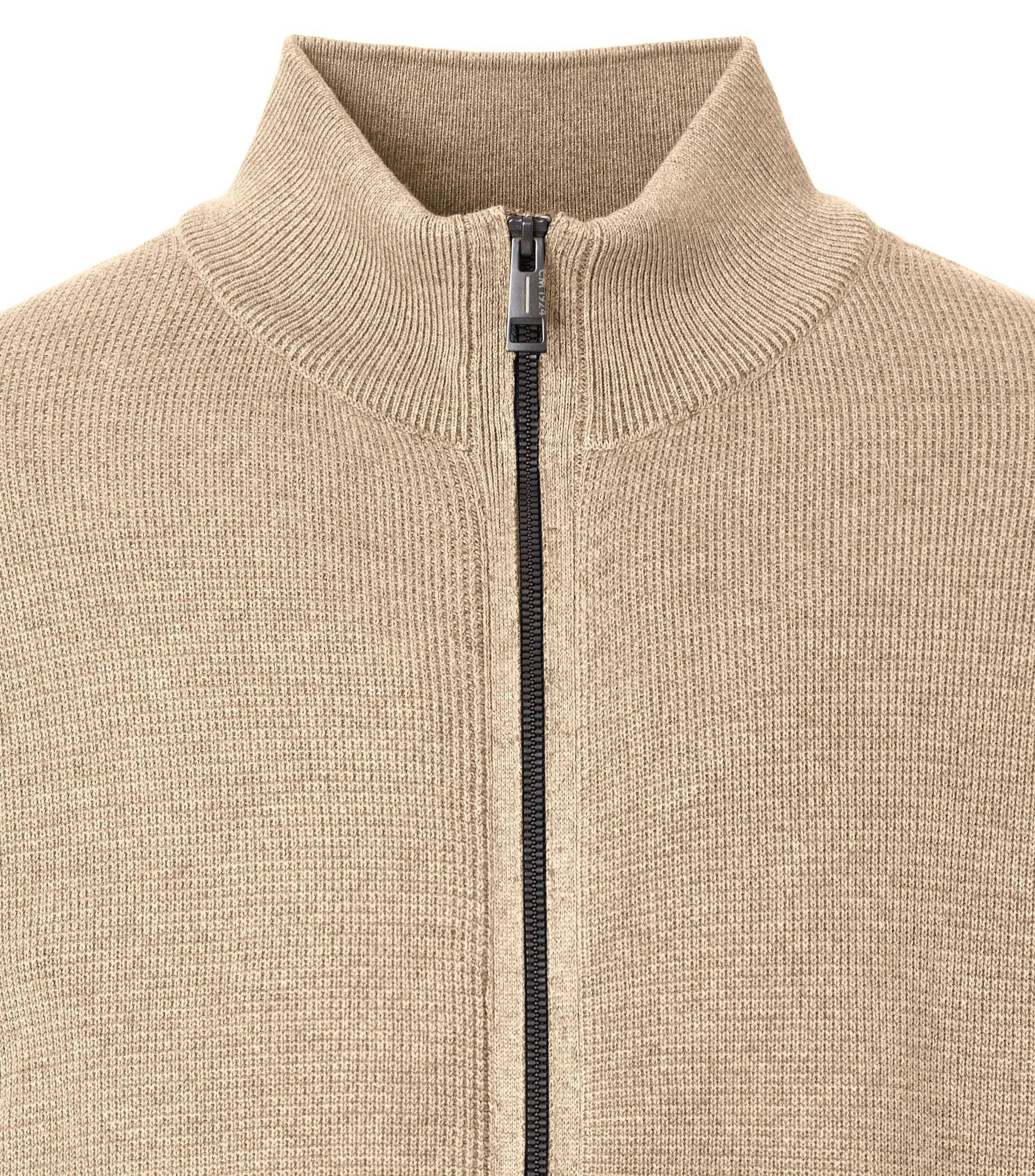 Eine Strickjacke im uni Muster in der Farbe Beige