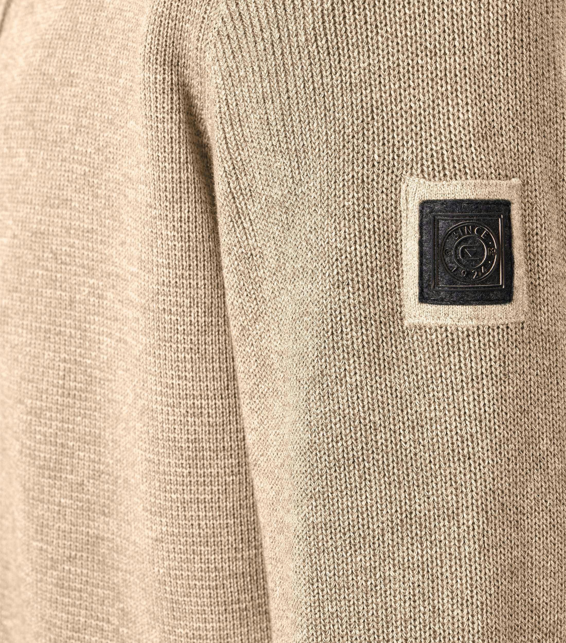 Eine Strickjacke im uni Muster in der Farbe Beige