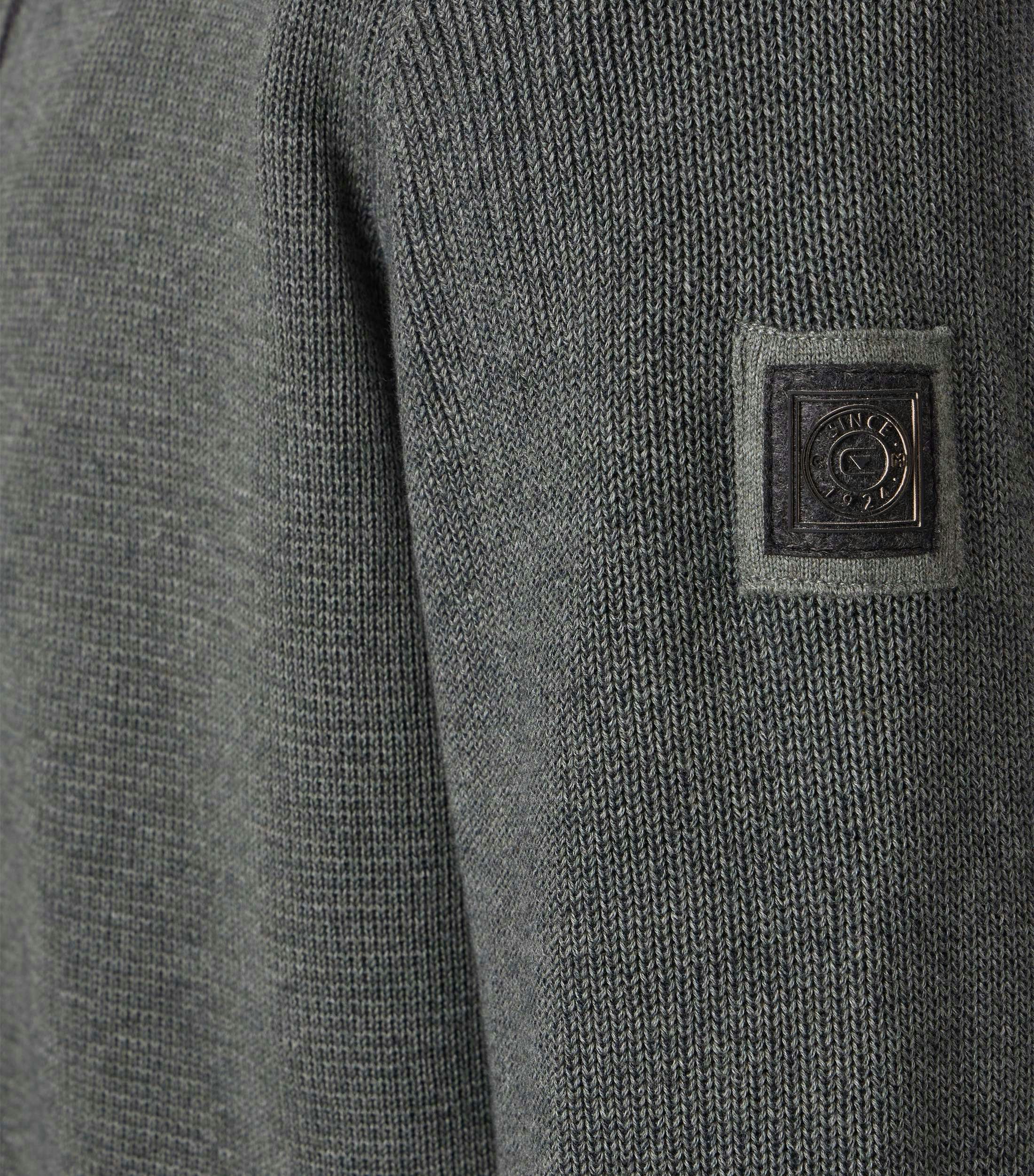 Eine Strickjacke im uni Muster in der Farbe Dunkelgrün