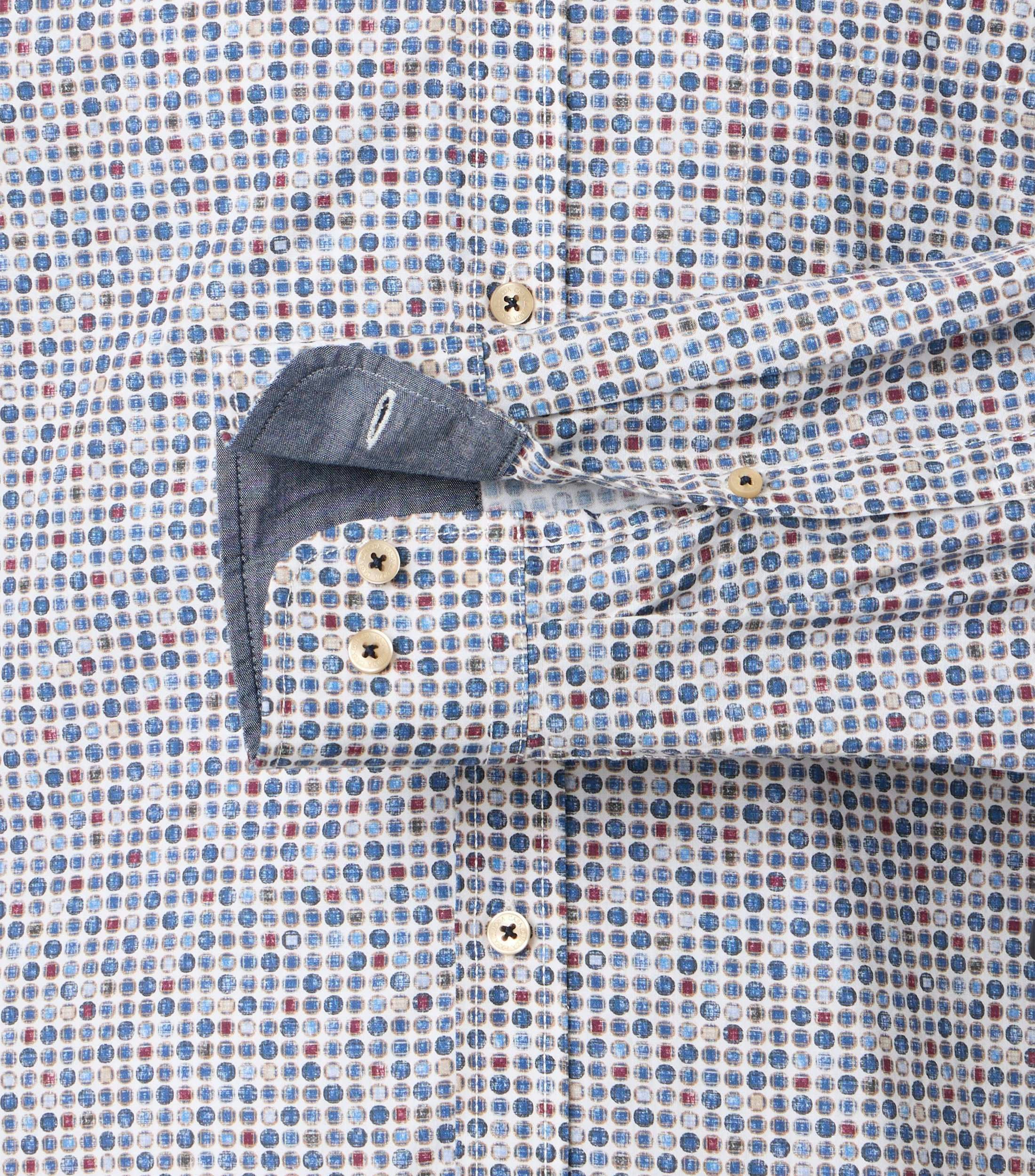 Ein Freizeithemd im Print Muster in der Farbe Blau