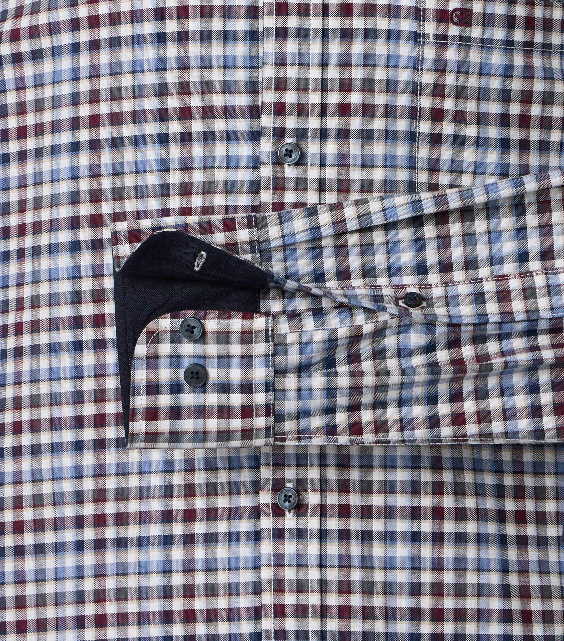 Ein Freizeithemd im kariert Muster in der Farbe Blau