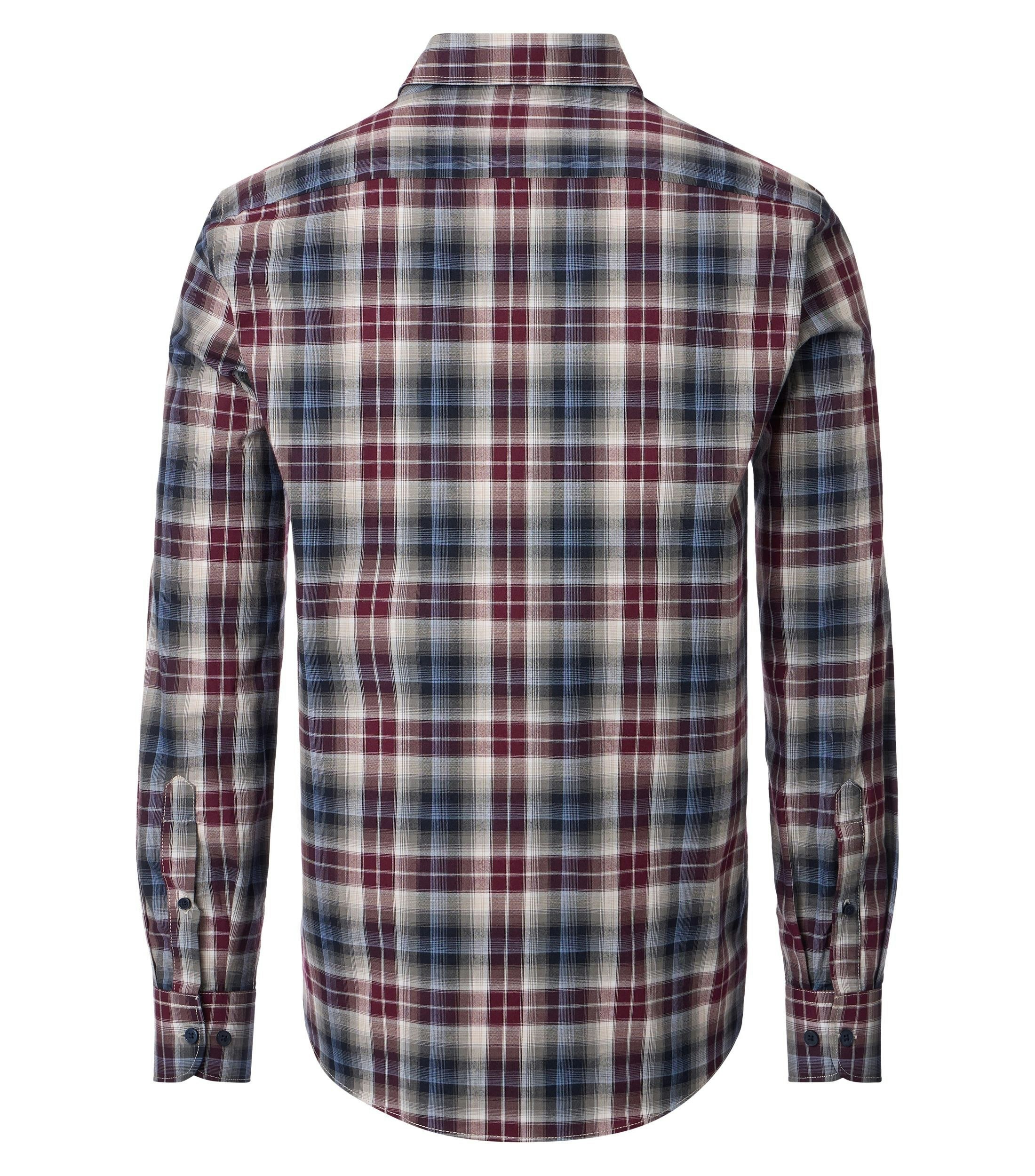 Das Model trägt ein Freizeithemd im kariert Muster in der Farbe Rot