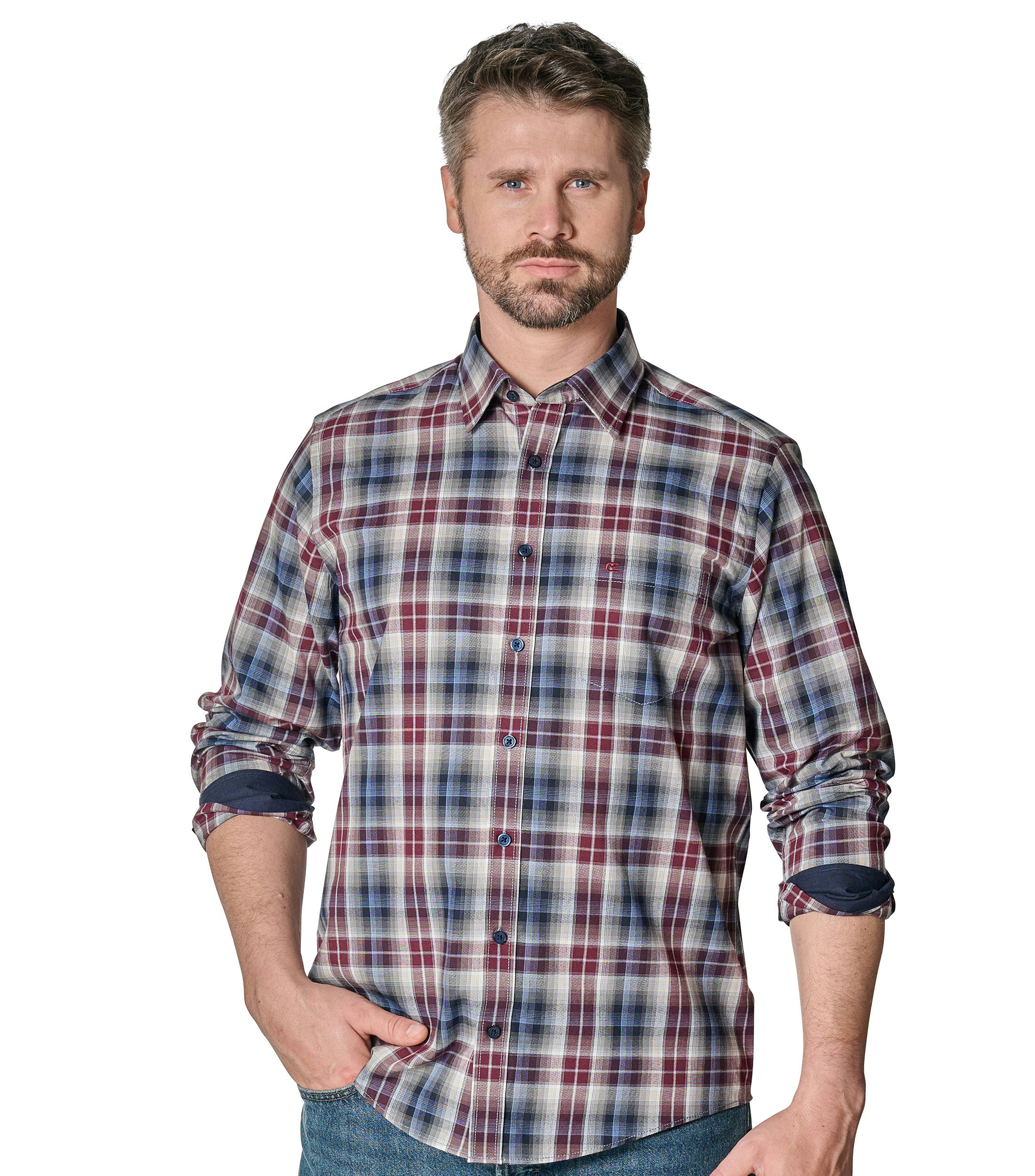 Das Model trägt ein Freizeithemd im kariert Muster in der Farbe Rot