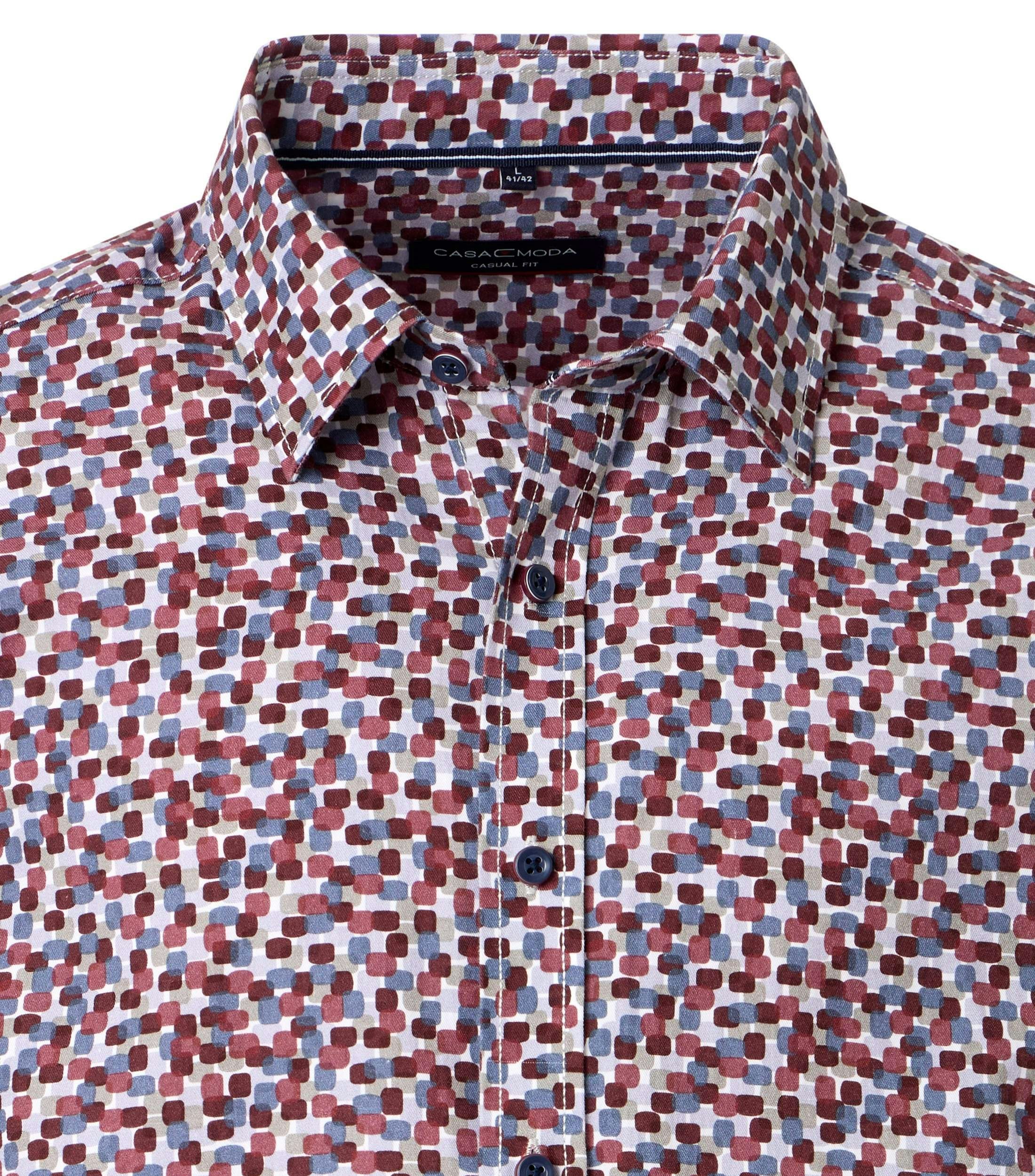 Das Model trägt ein Freizeithemd im Print Muster in der Farbe Rot
