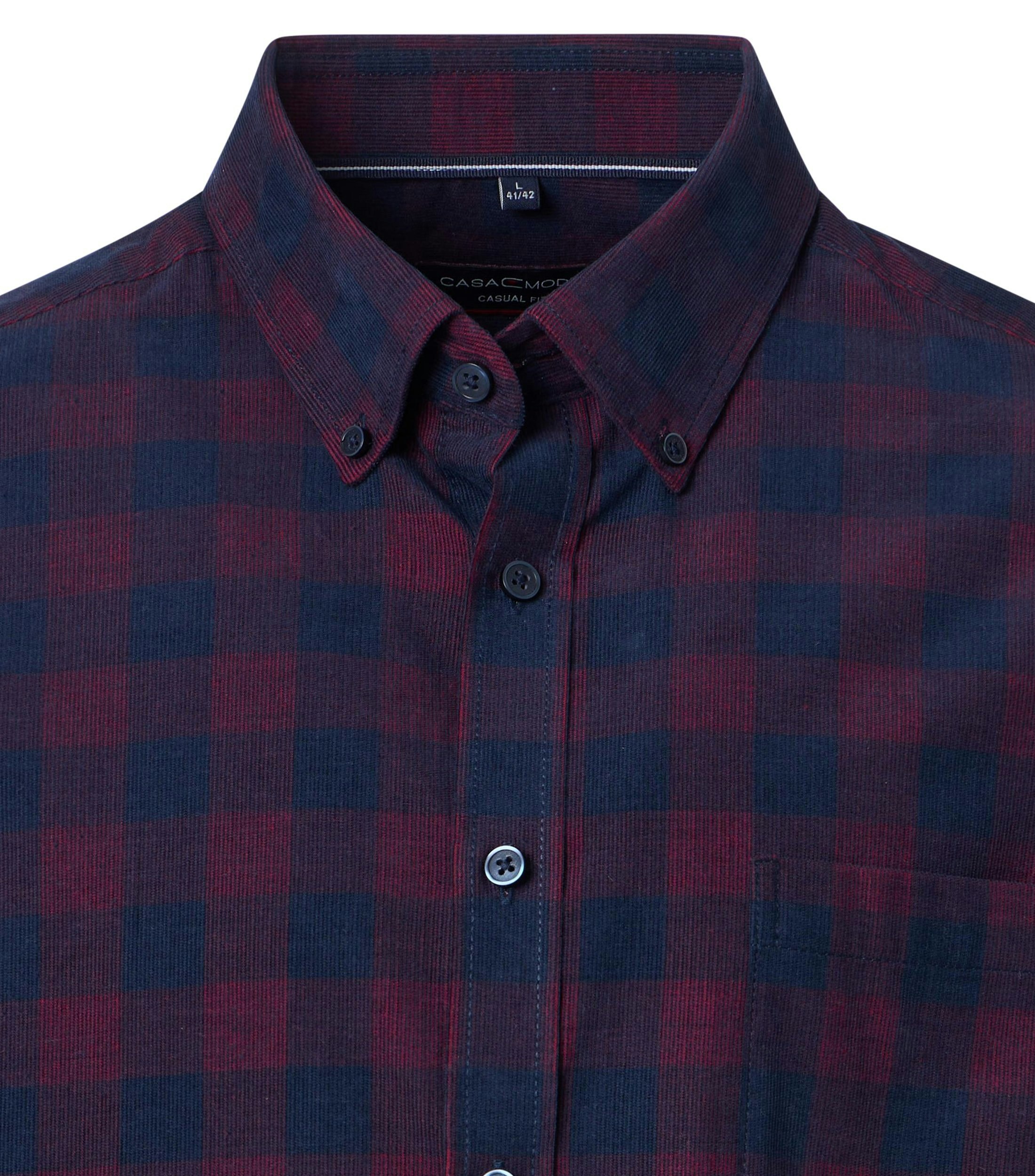 Ein Freizeithemd im kariert Muster in der Farbe Rot